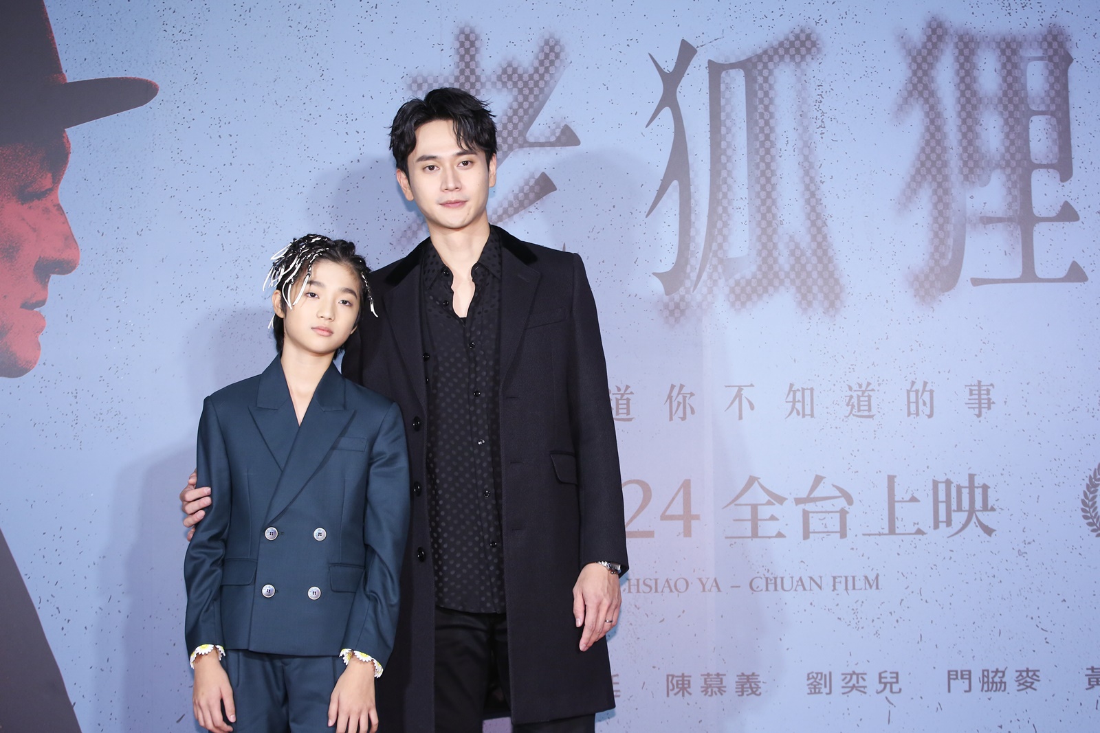 在《老狐狸》裡飾演父子的劉冠廷與白潤音,片中都有全裸的出浴場面,且還沒有防護措施。