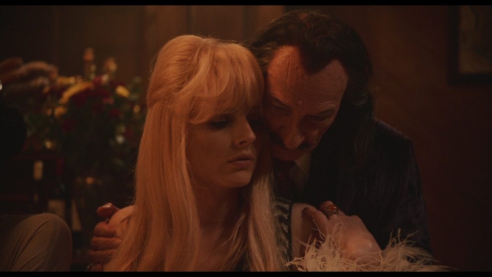 電影《達利：慾望之謎》揭密畫家達利與妻子加拉驚世駭俗的私人生活，找來奧斯卡影帝班金斯利與坎城影后芭芭拉蘇可娃演出。（双喜提供）