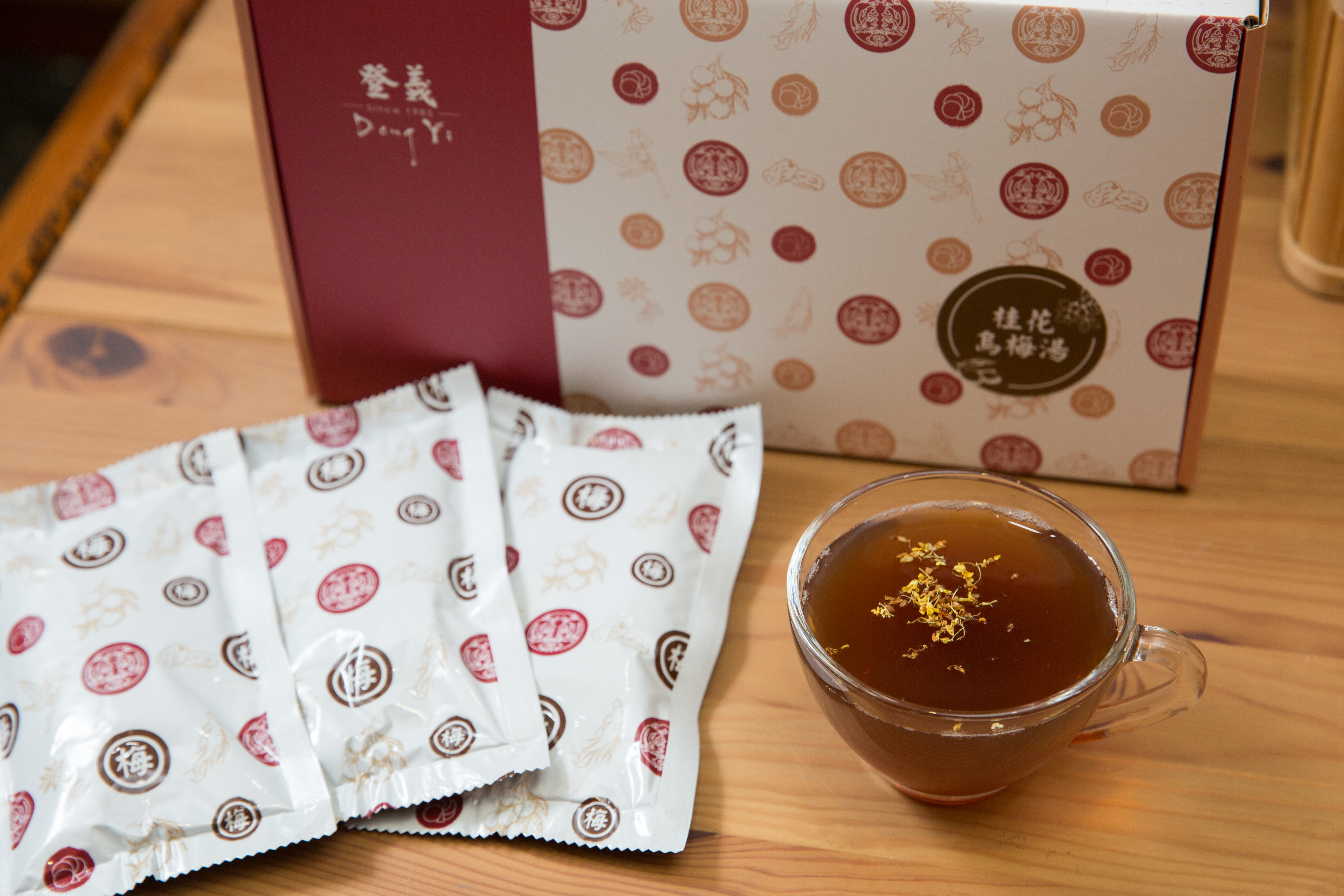 為了方便連料理都沒時間的客人，登義推出濃縮版桂花烏梅湯，加水稀釋即可飲用。（桂花烏梅湯濃縮包600元/10+1入）