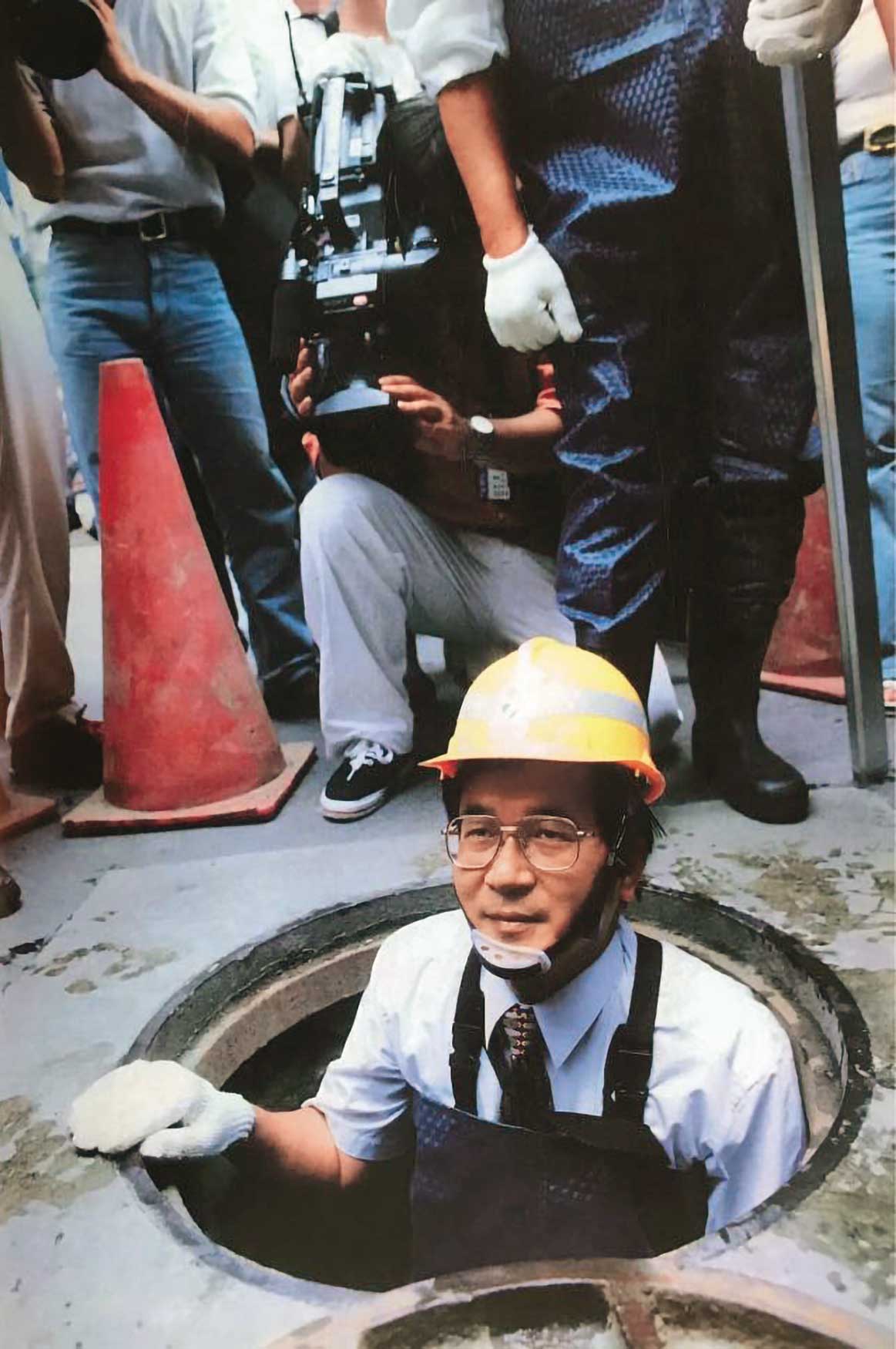 1994年，陳水扁當選台北市長，也是史上唯一一位民進黨籍的首都市長。圖為其在市長任內視察下水道。（翻攝陳水扁「新勇哥物語」臉書）
