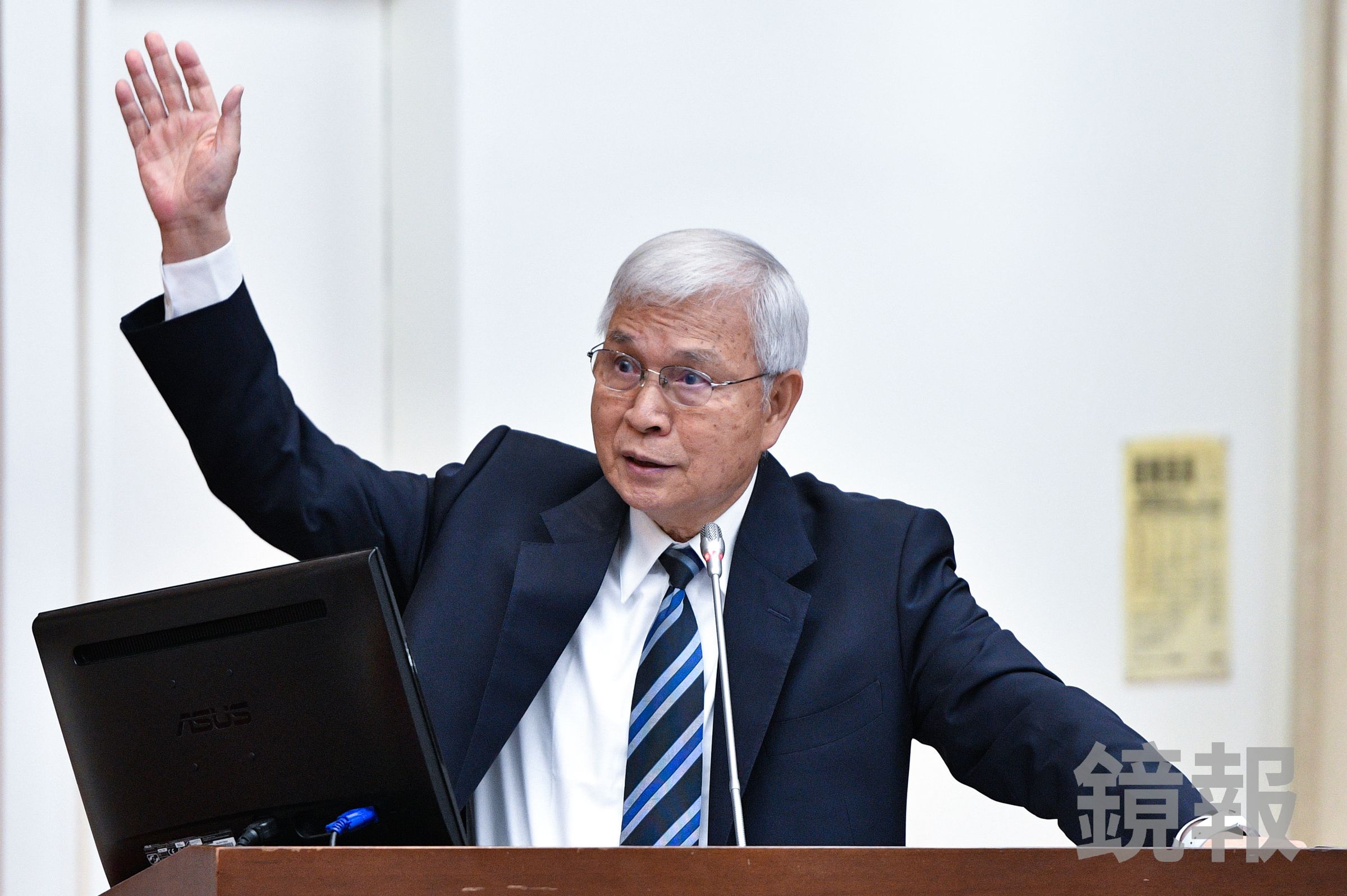 日前央行總裁楊金龍在立院財委會上備詢時，對「新青安」政策抱持審慎態度。（鏡報李智為攝）