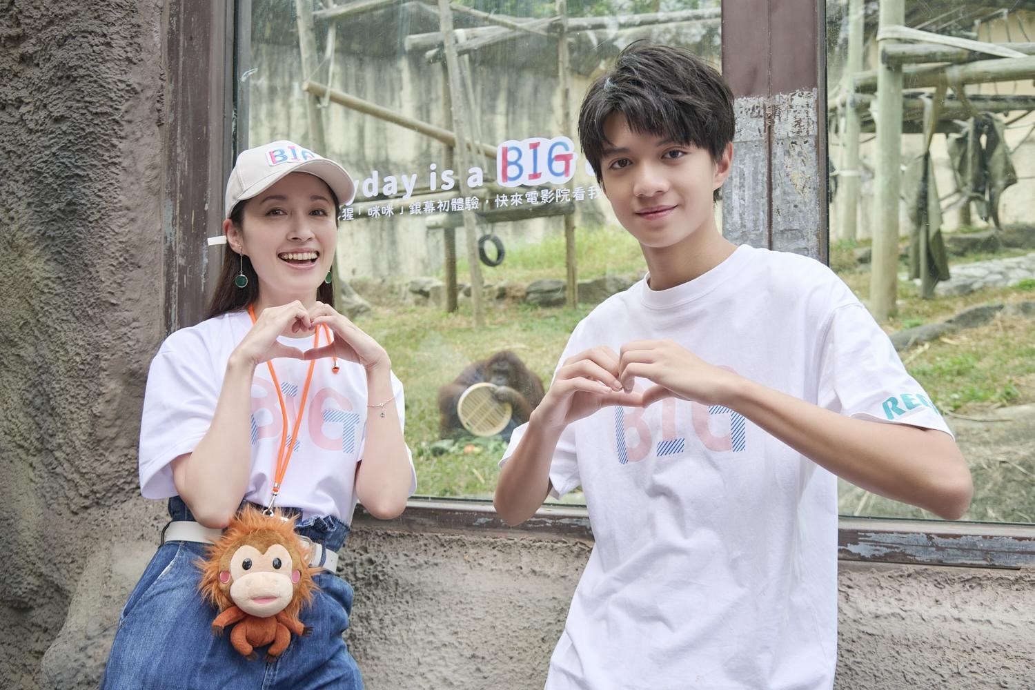 電影《BIG》演員田中千繪（左）與郭大睿（右）前進壽山動物園。（米倉影業提供）