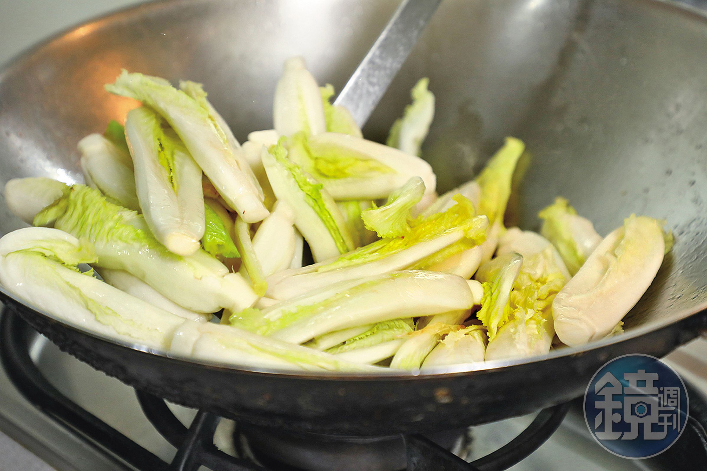 白菜心入鍋加水略炒。