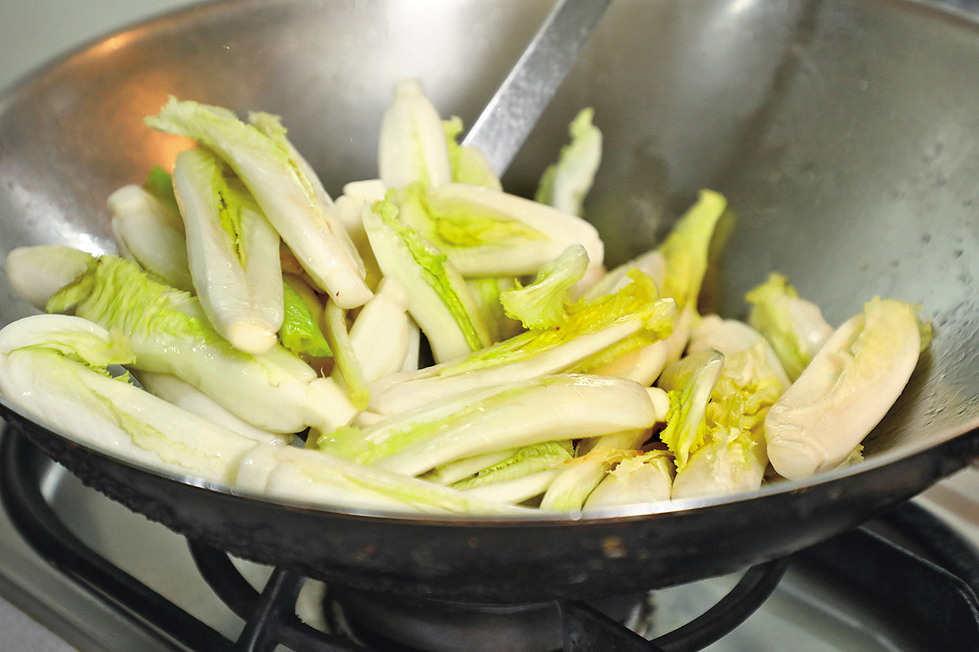 白菜心入鍋加水略炒。
