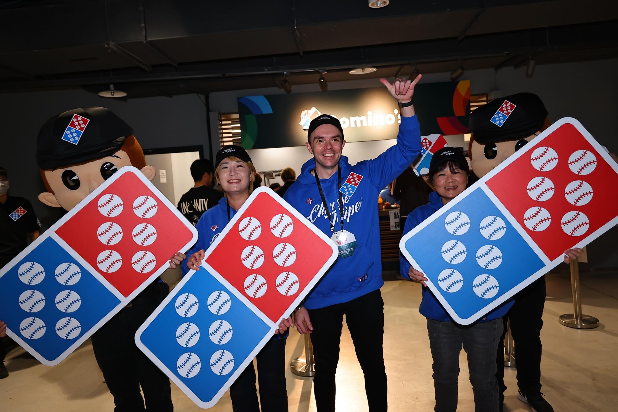 達美樂外籍執行長親自拿著「骰到6」的LOGO看板應援。(翻攝自Threads@dominospizza_tw)