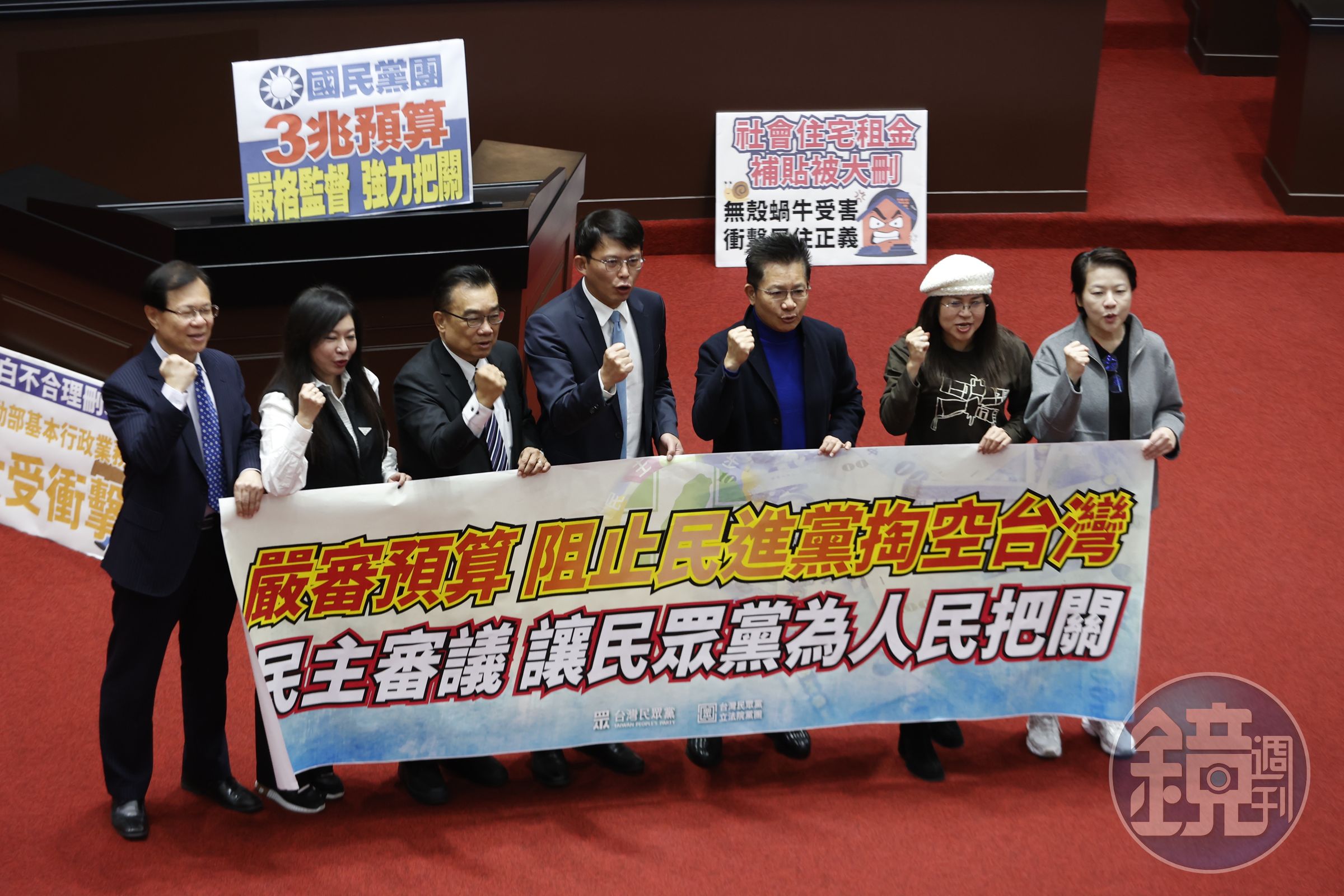 今年初藍白陣營主導的立法院審查中央政府總預算案。(本刊資料照)