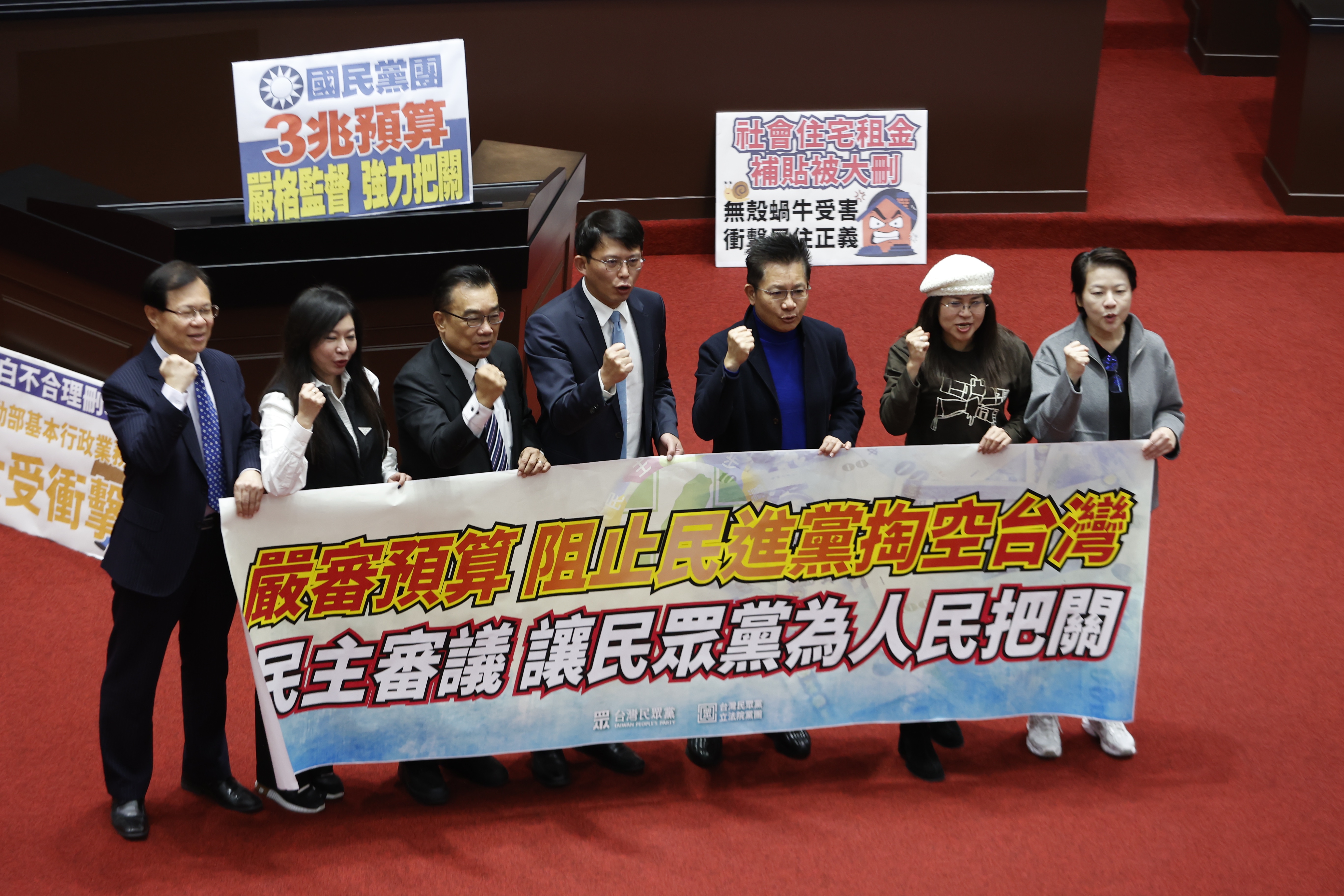 今年初藍白陣營主導的立法院審查中央政府總預算案。(本刊資料照)