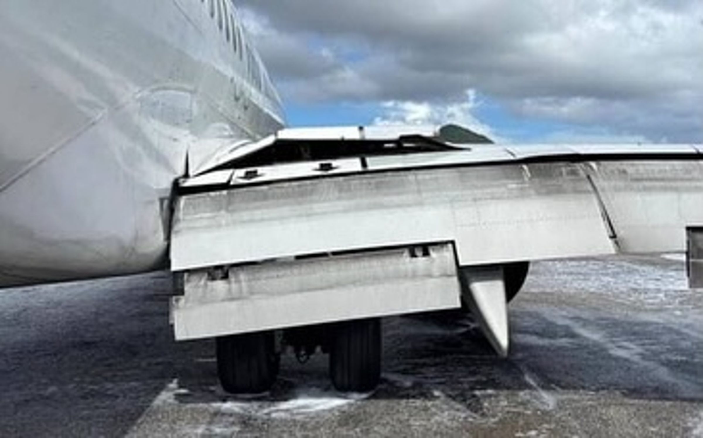 加拿大西捷航空降落聖馬丁機場,右側主起落架突然塌陷,造成飛機機身向右傾斜。(翻攝自speedbirdhd)