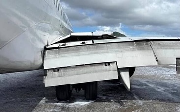 加拿大西捷航空降落聖馬丁機場，右側主起落架突然塌陷，造成飛機機身向右傾斜。（翻攝自speedbirdhd）