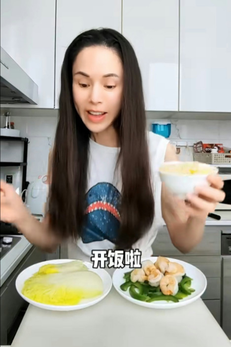 李若彤身形纖瘦，部分網友評價過瘦，顯得過於乾扁。（翻攝小紅書）