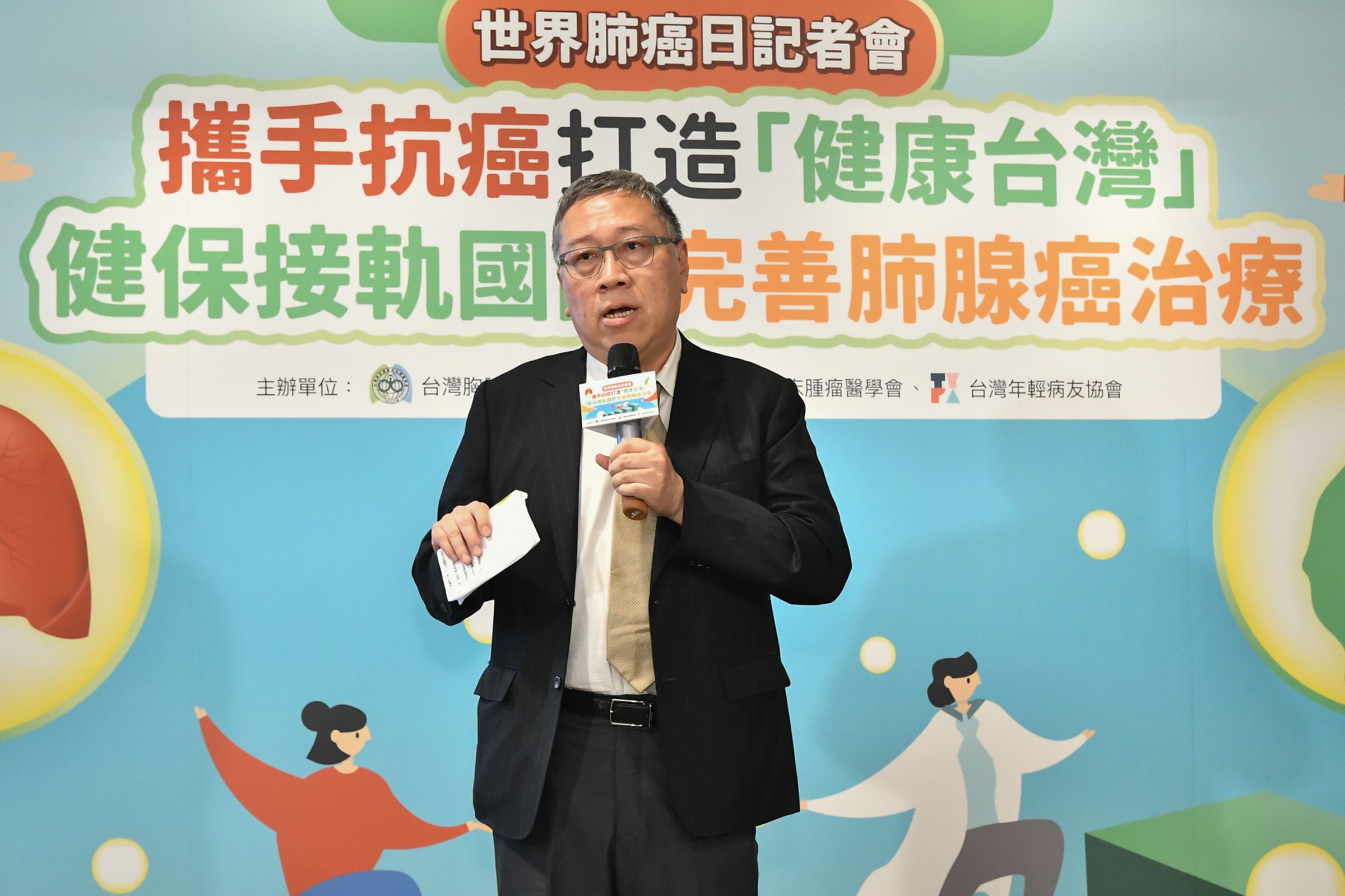 台灣胸腔暨重症加護醫學會陳育民理事長指出，肺癌的嚴重性日亦嚴重，健保應盡快接軌國際治療。
