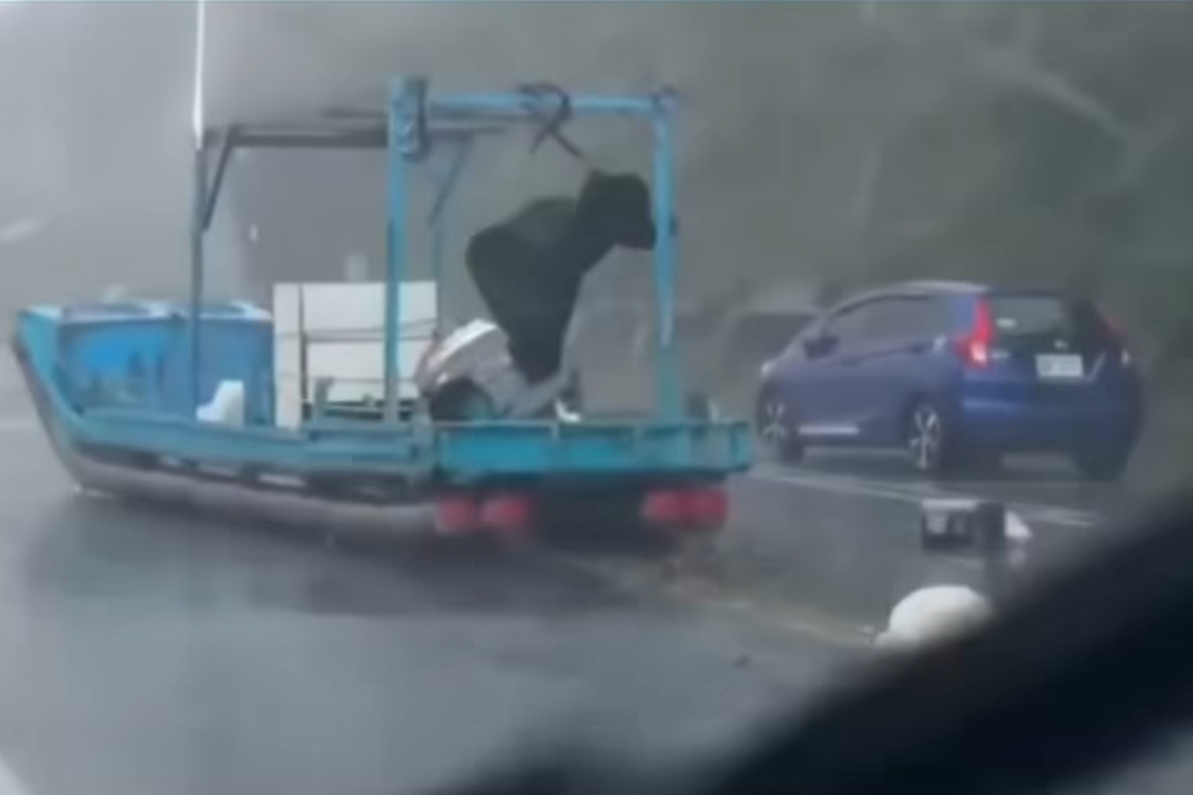 有民眾行經「富岡里」竟發現大馬路中間停著一艘漁船。（翻攝自爆料公社）