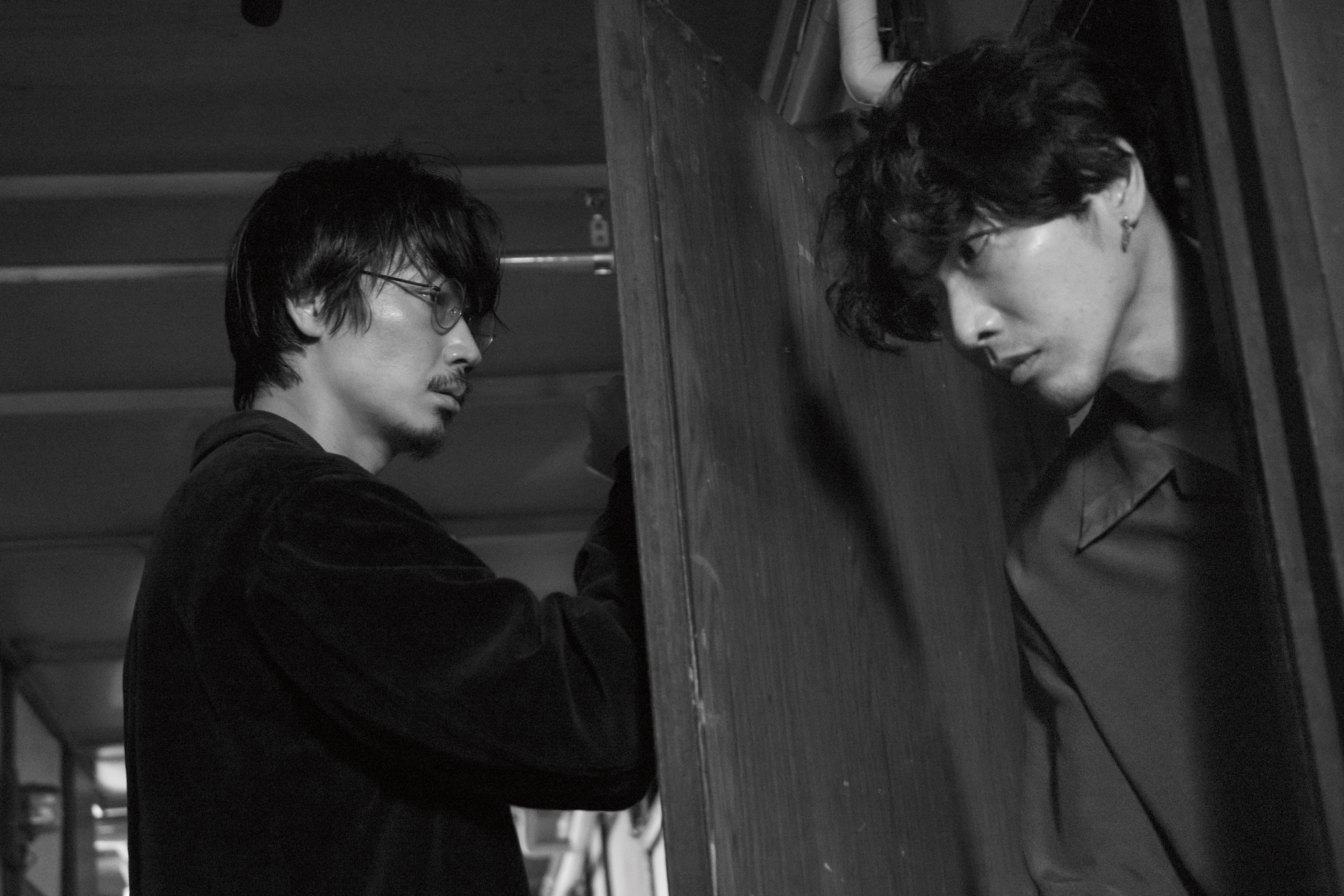 綾野剛（左）期盼未來有機會能和柄本佑（右）一起來台拍戲。（中影國際提供）