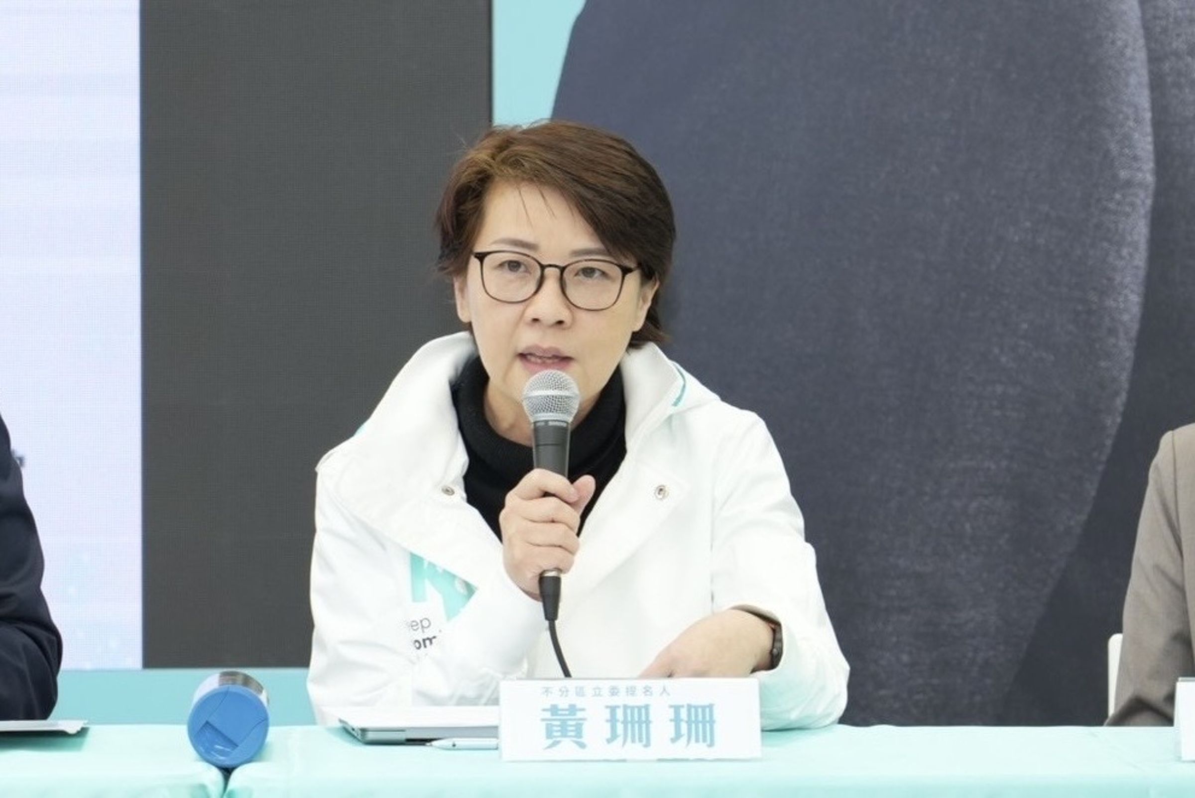 對於侯友宜酸柯文哲讓大巨蛋拖8年,黃珊珊上午在記者會反嗆「那個蛋是誰留下來的爛攤子」。(民眾黨提供)