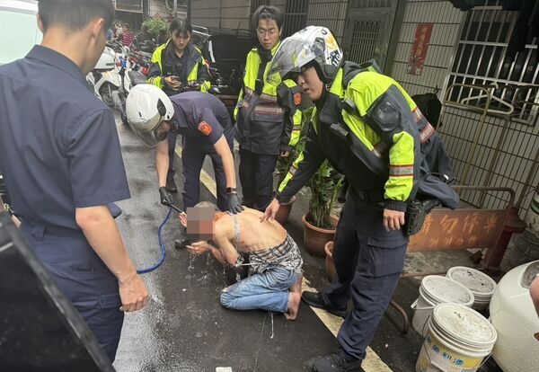 賓士男拒絕攔查逃逸,遭板橋警方圍捕後落網。(翻攝畫面)