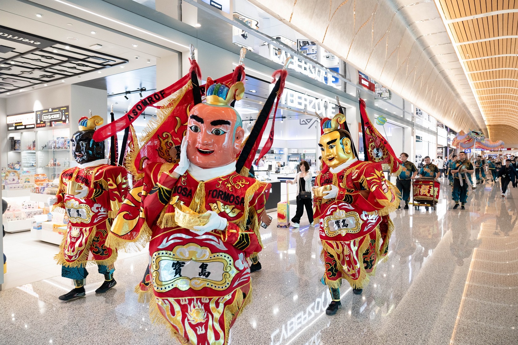 台灣民俗藝陣「三太子」在國際機場巡遊，將熱鬧的傳統廟會氛圍帶入現代候機空間，傳遞台灣藝陣文化魅力。（財團法人昇恒昌基金會提供）