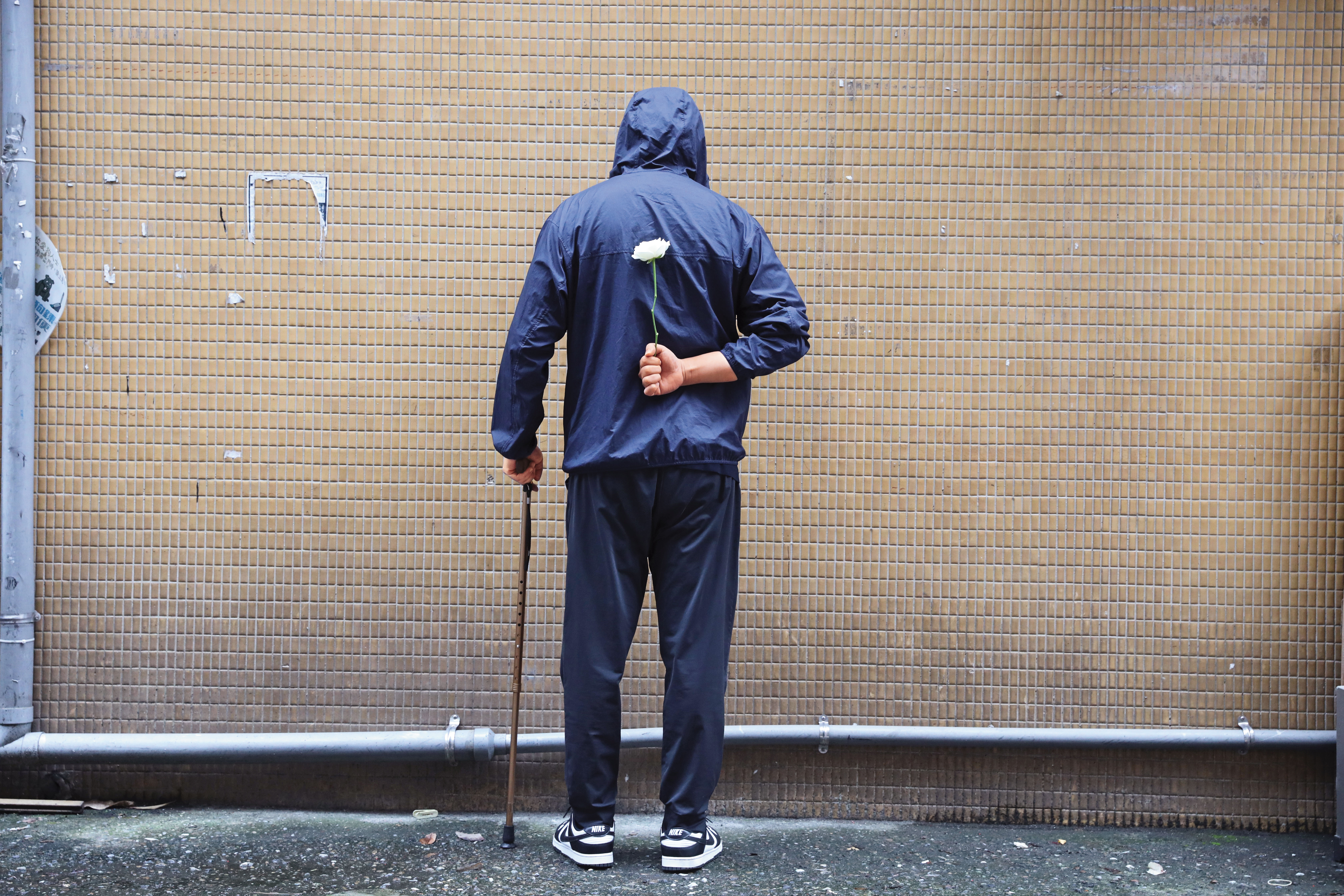 空職工稱這一次的空服員勞權運動為「白玫瑰運動」。一朵朵白玫瑰也紀念過世的孫姓空服員。