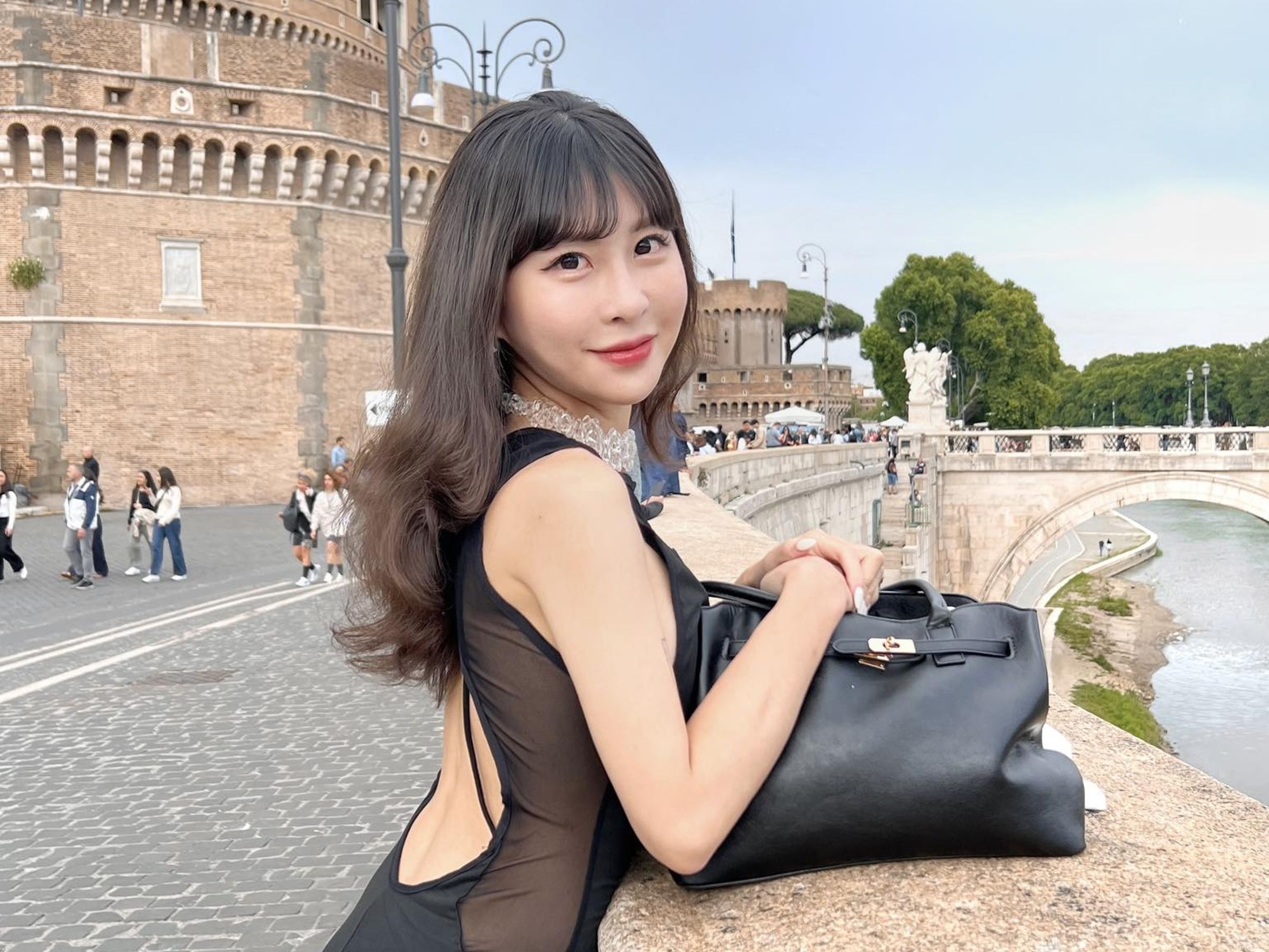 仙塔律師涉及勾結詐團後，她的豪奢生活與富商間的關係，牽扯出名媛的勾心鬥角。（翻攝自仙塔律師santa 臉書）