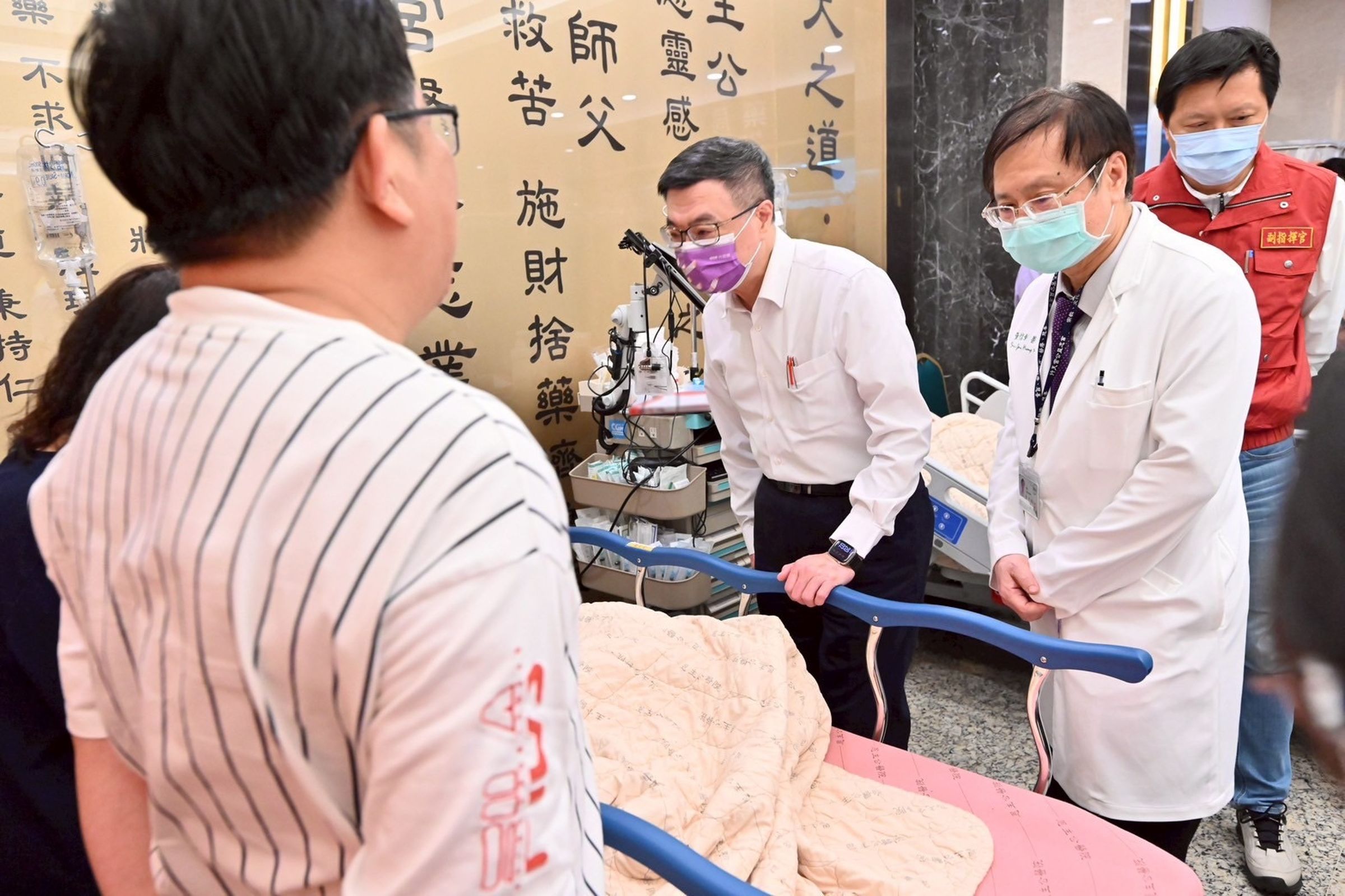 行政院長卓榮泰前往三峽恩主公醫院慰問傷者及家屬。（行政院提供）