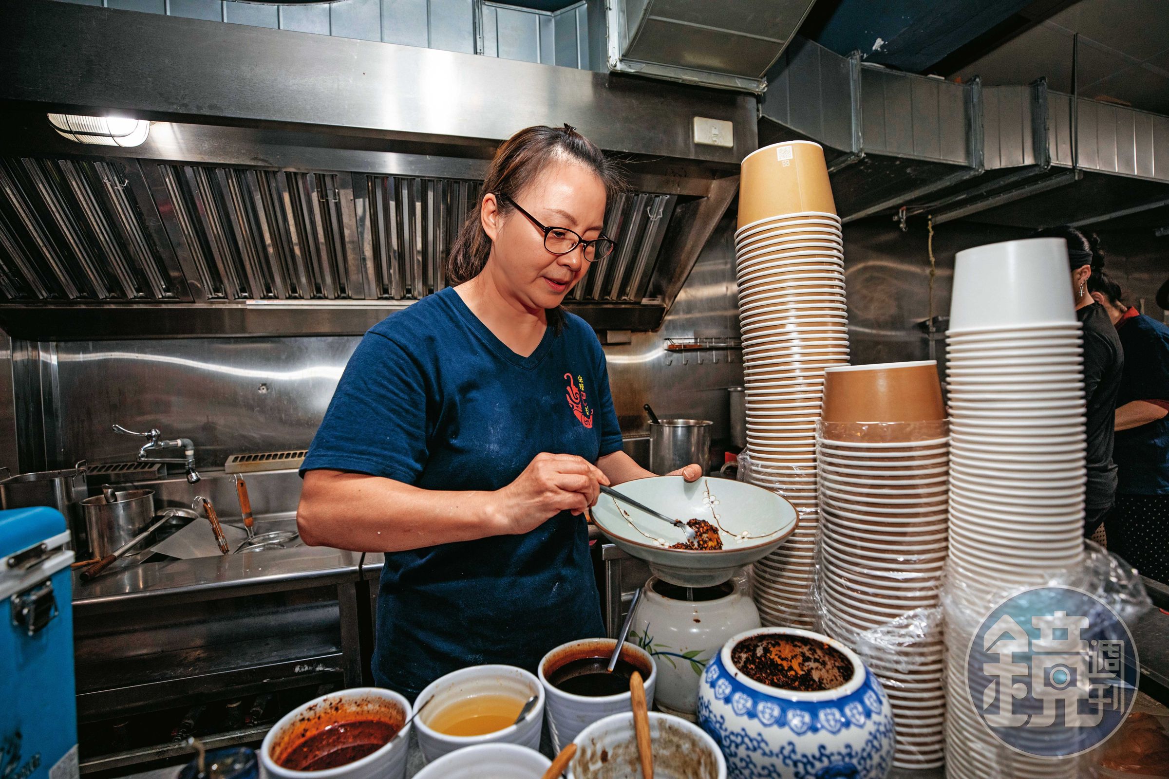 酸辣粉中提香的花椒油、辣椒醬都由高瑜含自己採買提煉，確保品質一致。