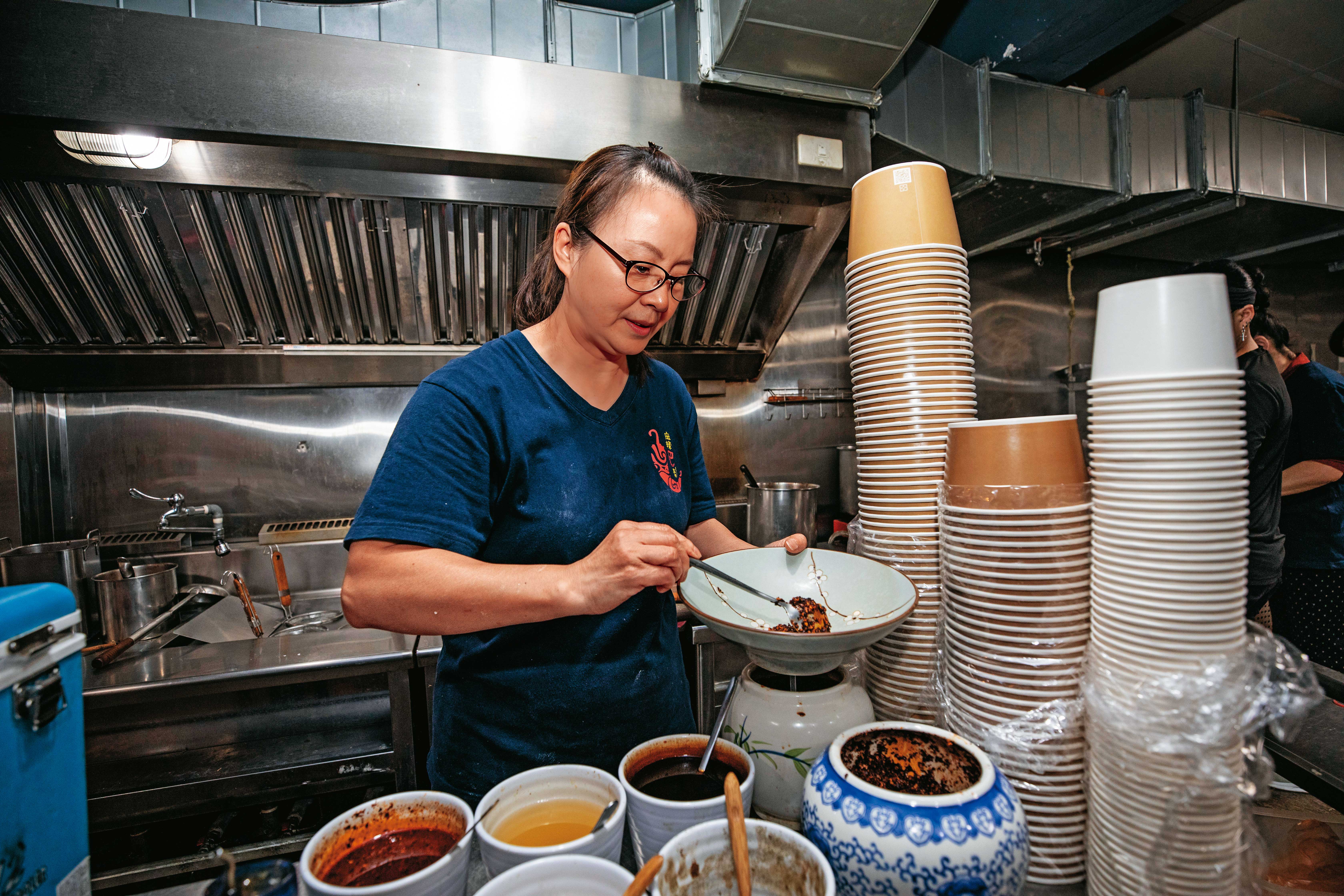 酸辣粉中提香的花椒油、辣椒醬都由高瑜含自己採買提煉，確保品質一致。
