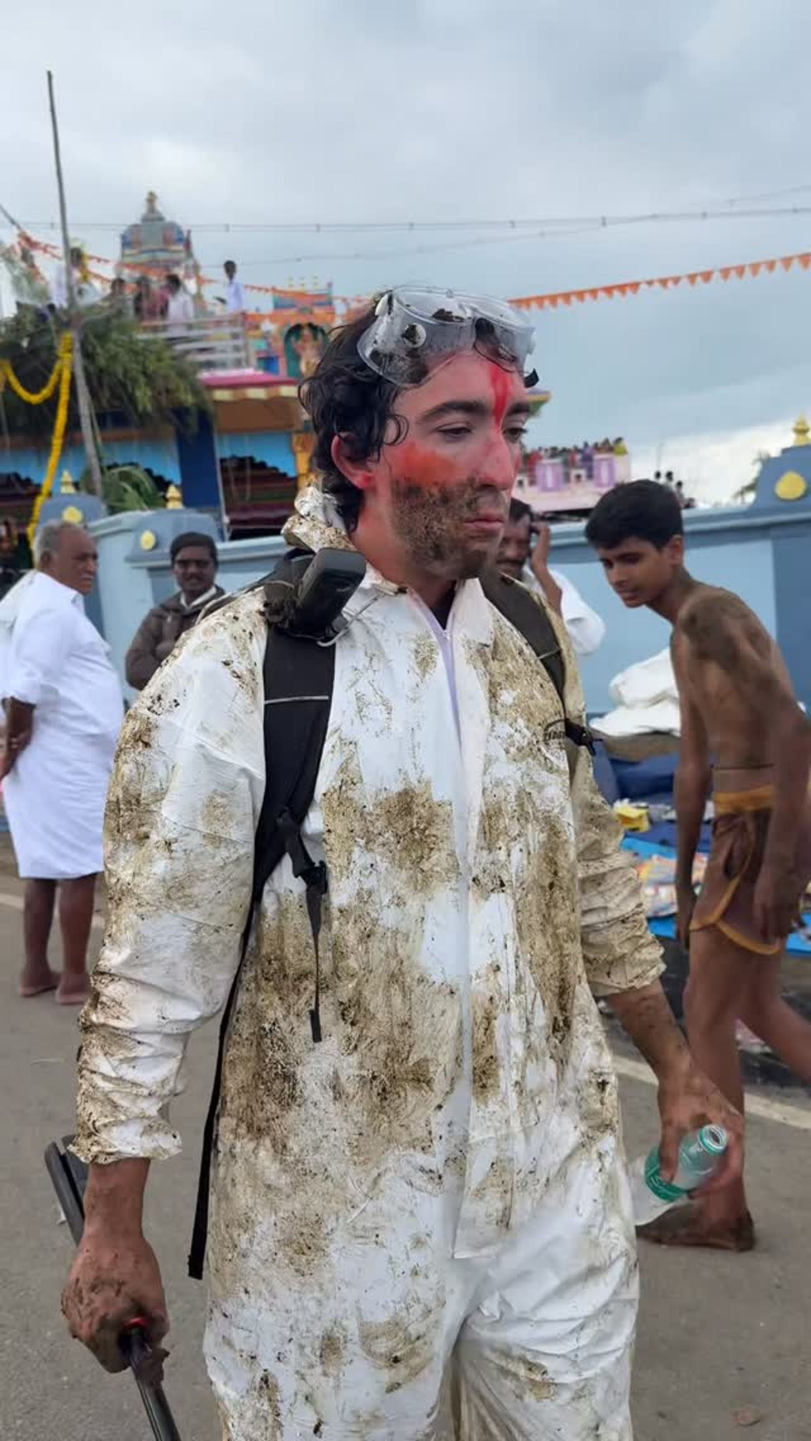 奧利維拉拍攝「牛糞節」影片,惹怒印度網友。(翻攝tyleroliveiraofficial IG)