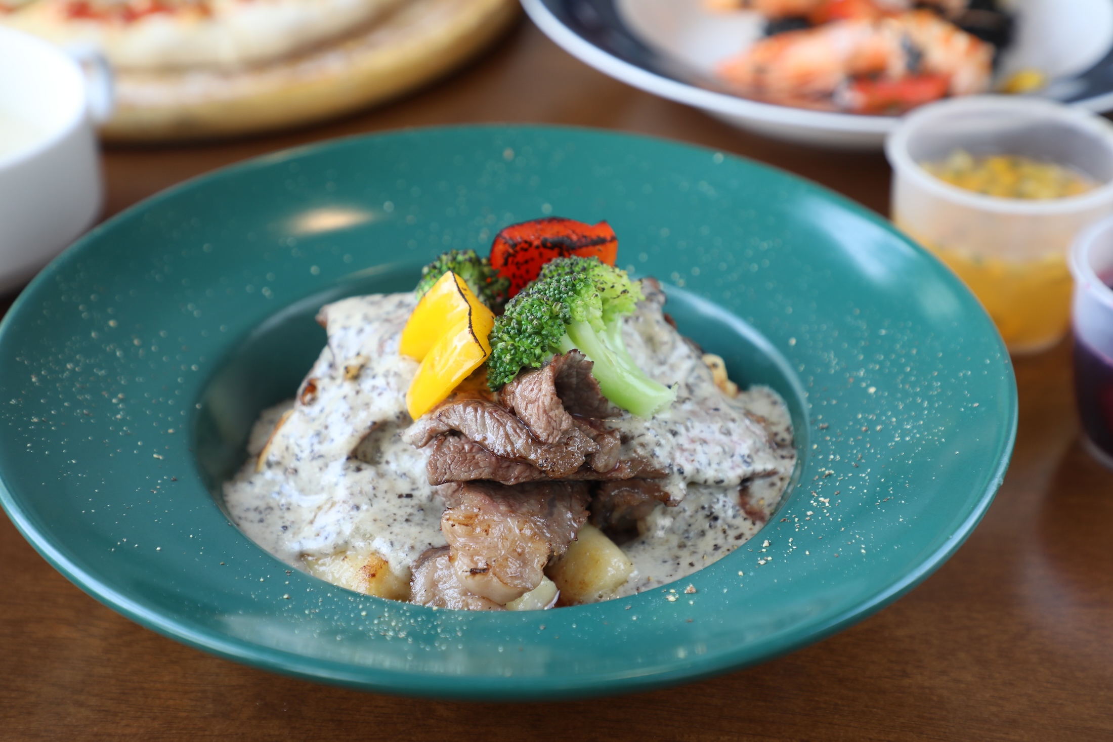 「松露牛小排義式麵疙瘩」以在地馬鈴薯製作Gnocchi,老闆刻意調整比例,讓麵疙瘩帶點微Q口感,搭配松露醬汁與嫩牛肉,讓人一吃就愛上。(300元/份)
