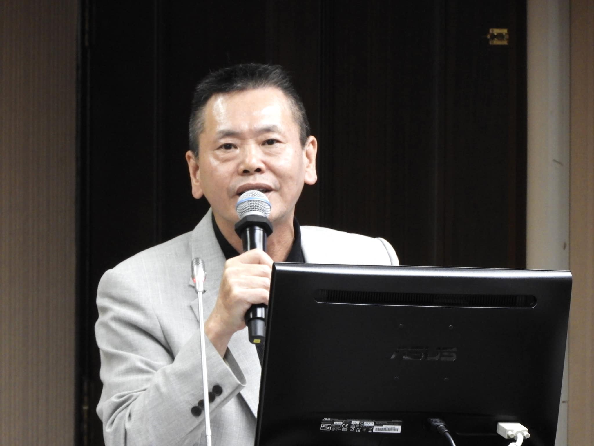 國民黨立委林為洲指農業部進口過期巴西蛋。（翻攝林為洲臉書）