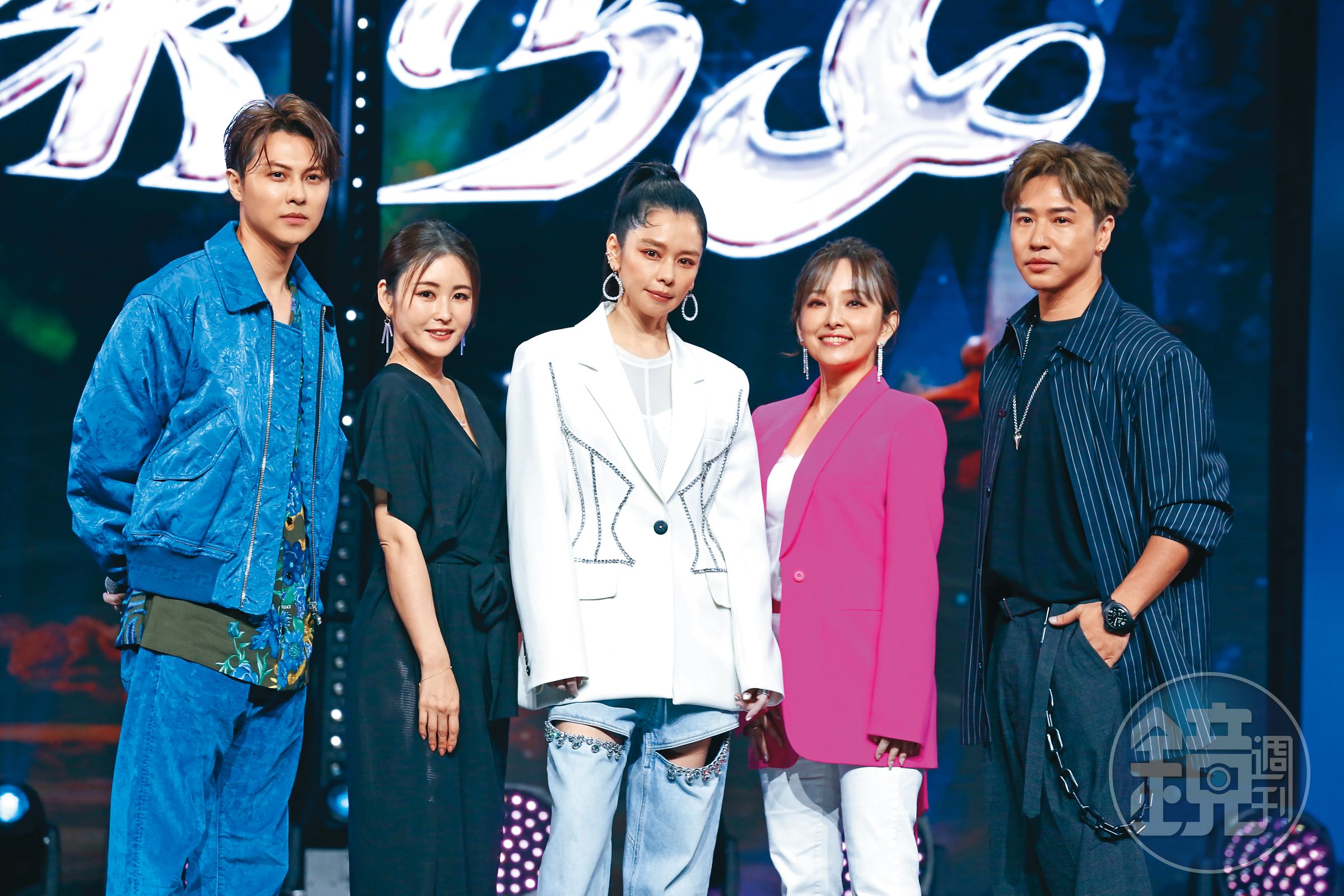 麻衣（左二）、愛紗（右二）曾以經典女團身分，登上《未來少女》選秀當評審。