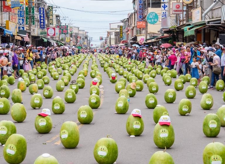 屏東縣佳冬鄉今天中午封街立西瓜，大家一起成功挑戰立起888顆西瓜。（翻攝自周春米臉書）