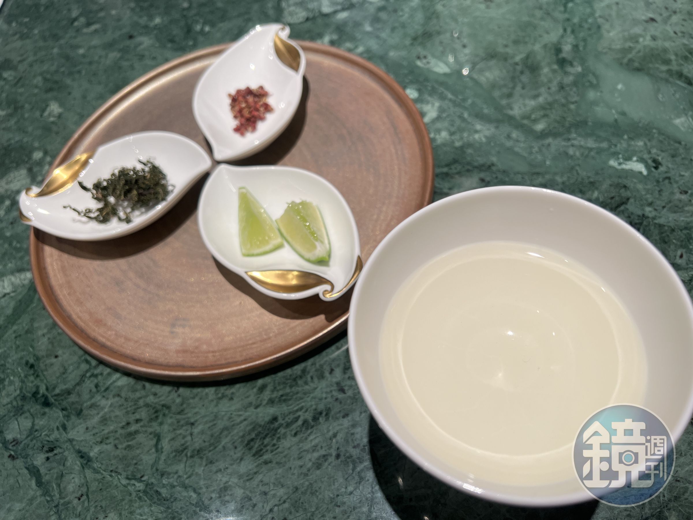 迎賓飲是溫熱的刺蔥茶，有舒緩開胃的功效。