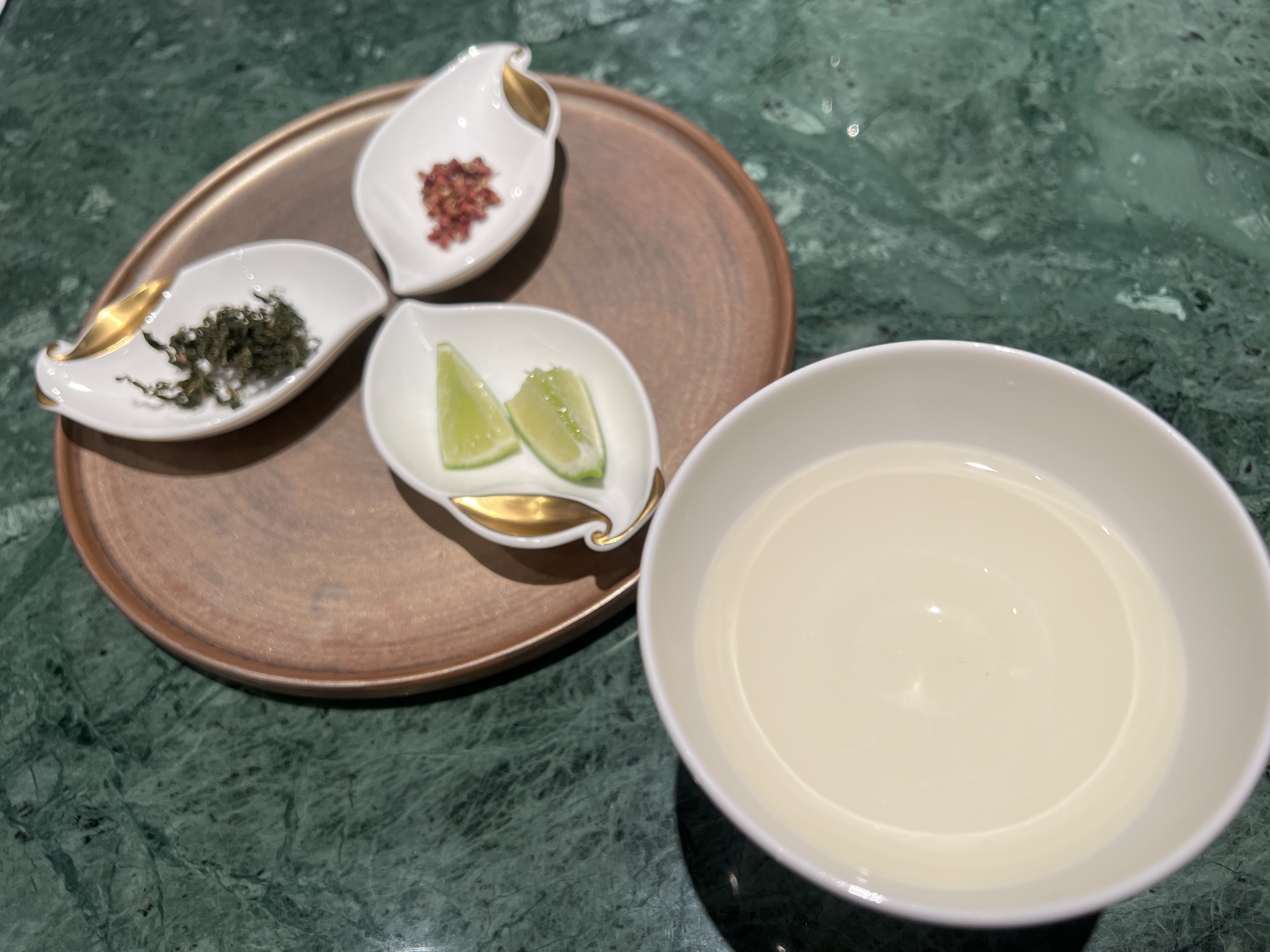 迎賓飲是溫熱的刺蔥茶，有舒緩開胃的功效。