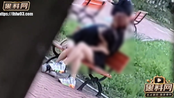 男生直接使出「章魚嘴」對準女友的胸部狂吸。（翻自《黑料網》）