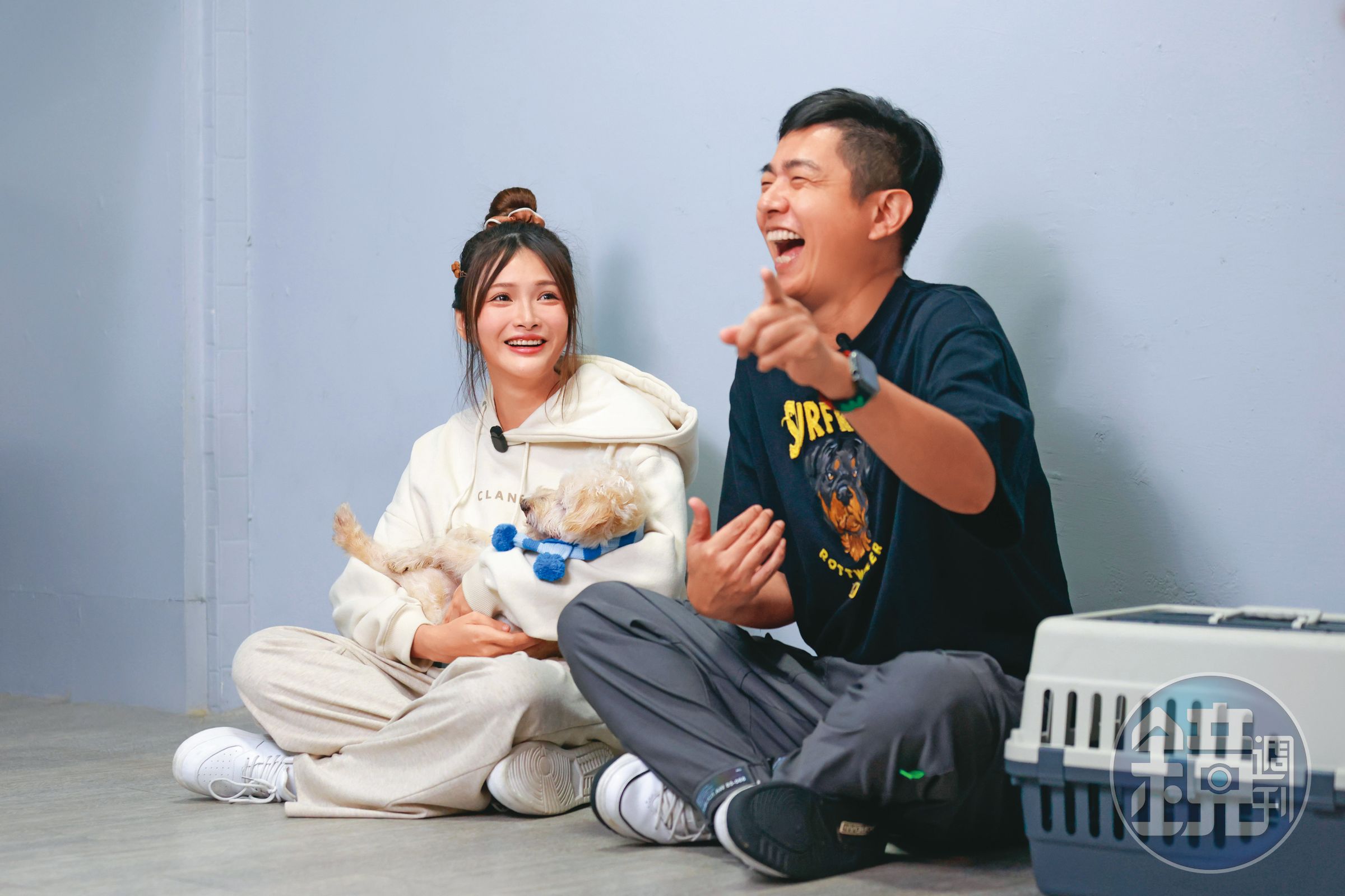 林依彤（左）帶著18歲的愛犬點點來到熊爸（右）的教室，狗狗很安心的躺在林依彤身上。