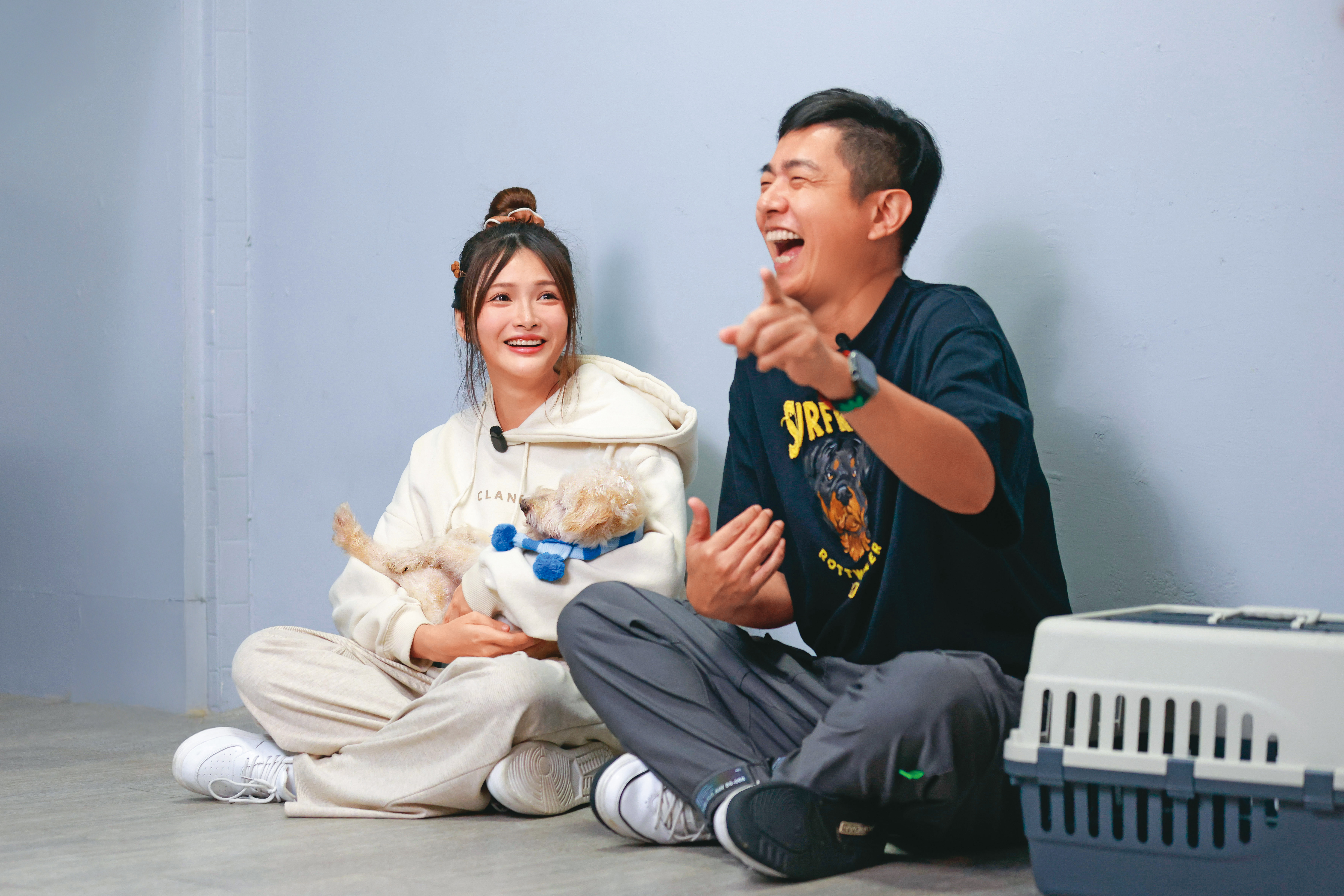 林依彤（左）帶著18歲的愛犬點點來到熊爸（右）的教室，狗狗很安心的躺在林依彤身上。