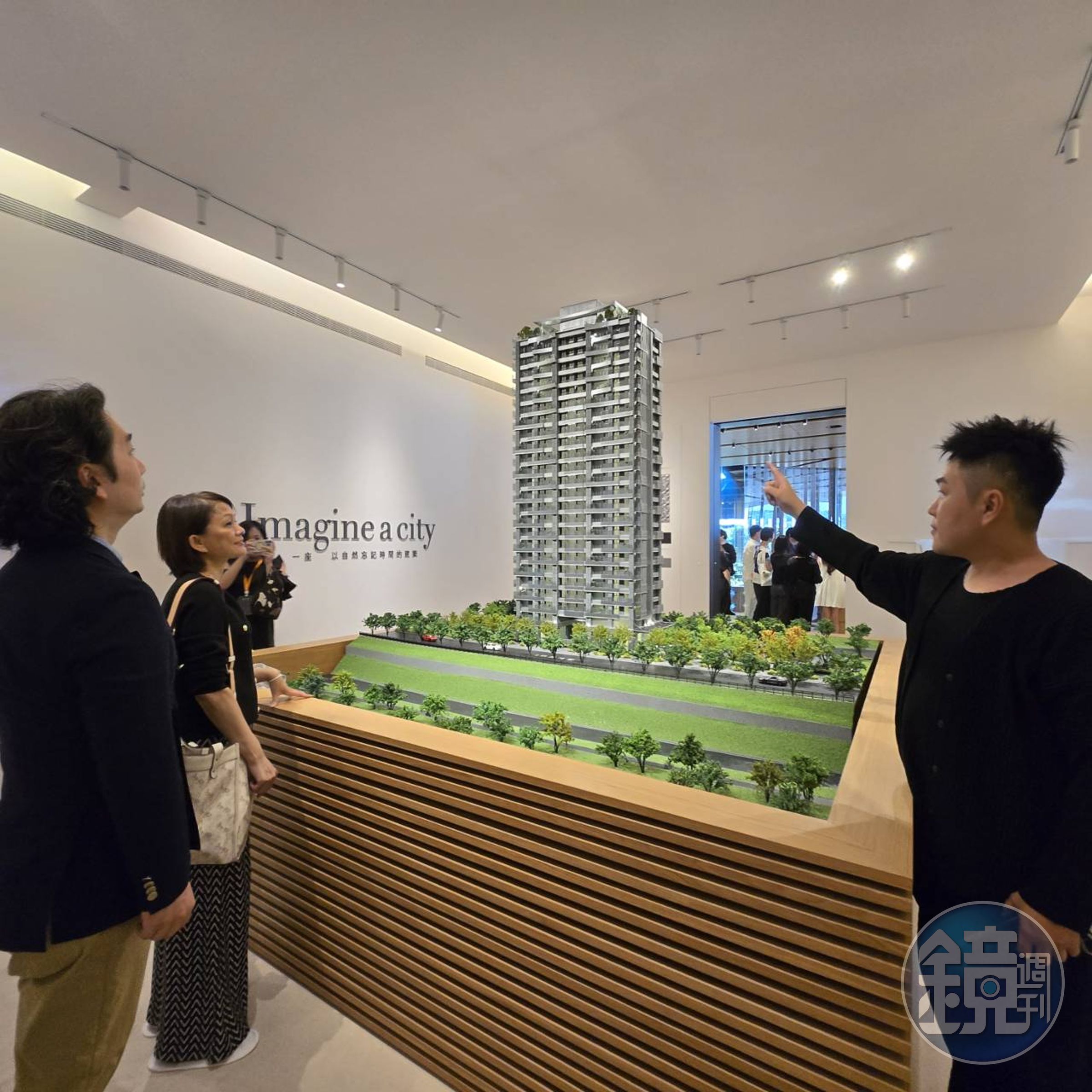 品牌首發示範案「遠雄泱玥」，在規劃初期，即依風向、日照、熱環境等資料建立設計數據，從建築配置、立面與開口朝向、通風動線、景觀設計等，整合出降低能耗、減少冷房負荷與空調依賴的永續建築，不僅有助於節能，在建築生命週期內更能有效減少碳排。