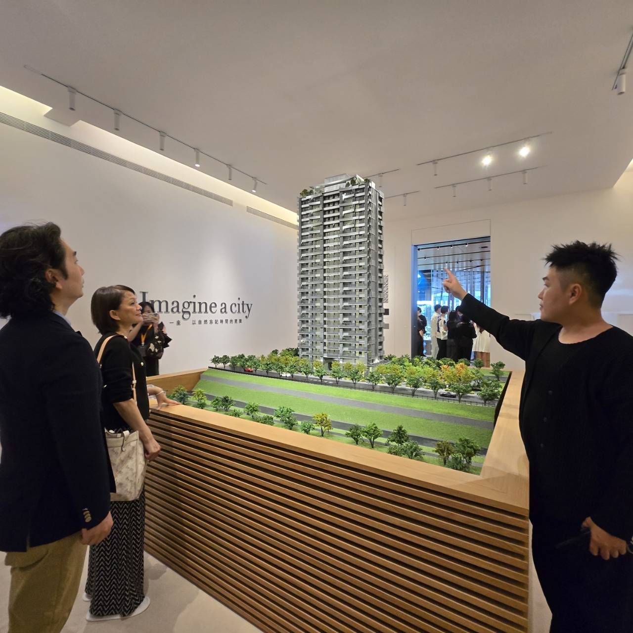 品牌首發示範案「遠雄泱玥」,在規劃初期,即依風向、日照、熱環境等資料建立設計數據,從建築配置、立面與開口朝向、通風動線、景觀設計等,整合出降低能耗、減少冷房負荷與空調依賴的永續建築,不僅有助於節能,在建築生命週期內更能有效減少碳排。