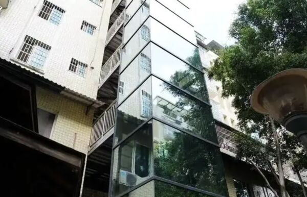 中國廣州市白雲區就有一名40年老公寓，大票住戶決定安裝電梯，表決期間僅只有一名老翁反對，事後又反悔。（翻攝微博）