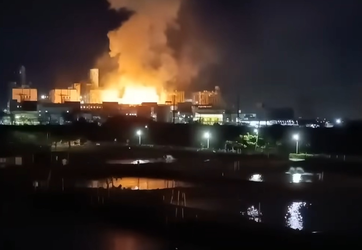 高雄興達電廠火警，遠處看相當可怕，幸無人傷亡。（翻攝柯志恩臉書）