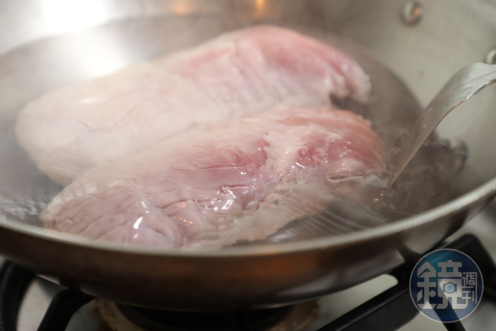 把老鼠肉（後腿腱）讓入滾水中。