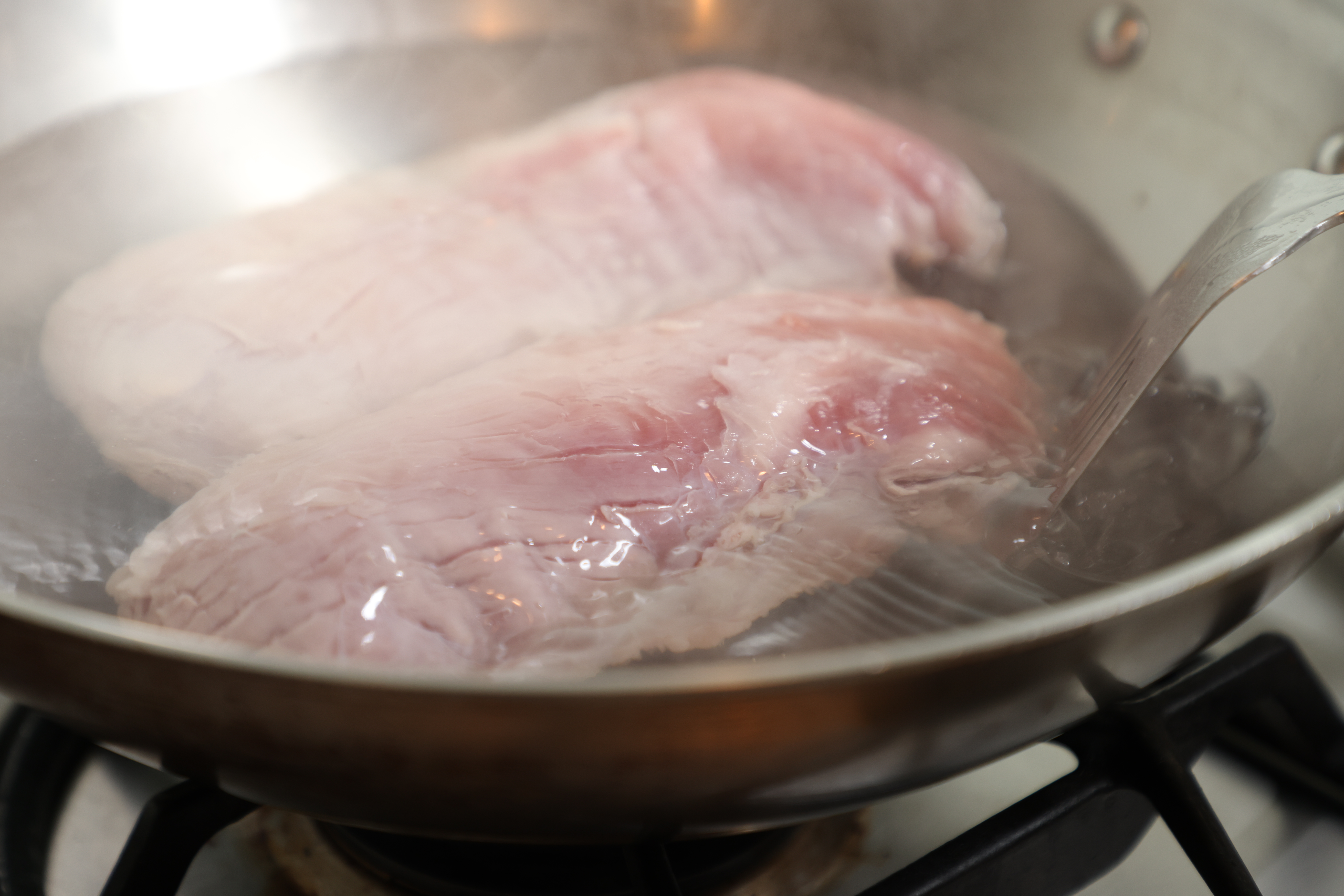 把老鼠肉（後腿腱）讓入滾水中。
