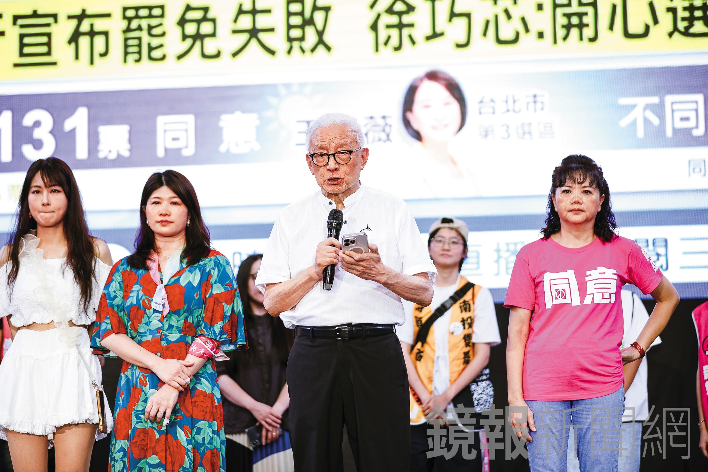 聯電創辦人曹興誠（中）喊話罷團放下823罷免，外界解讀曹不滿綠營切割責任。（鏡報鄒保祥）