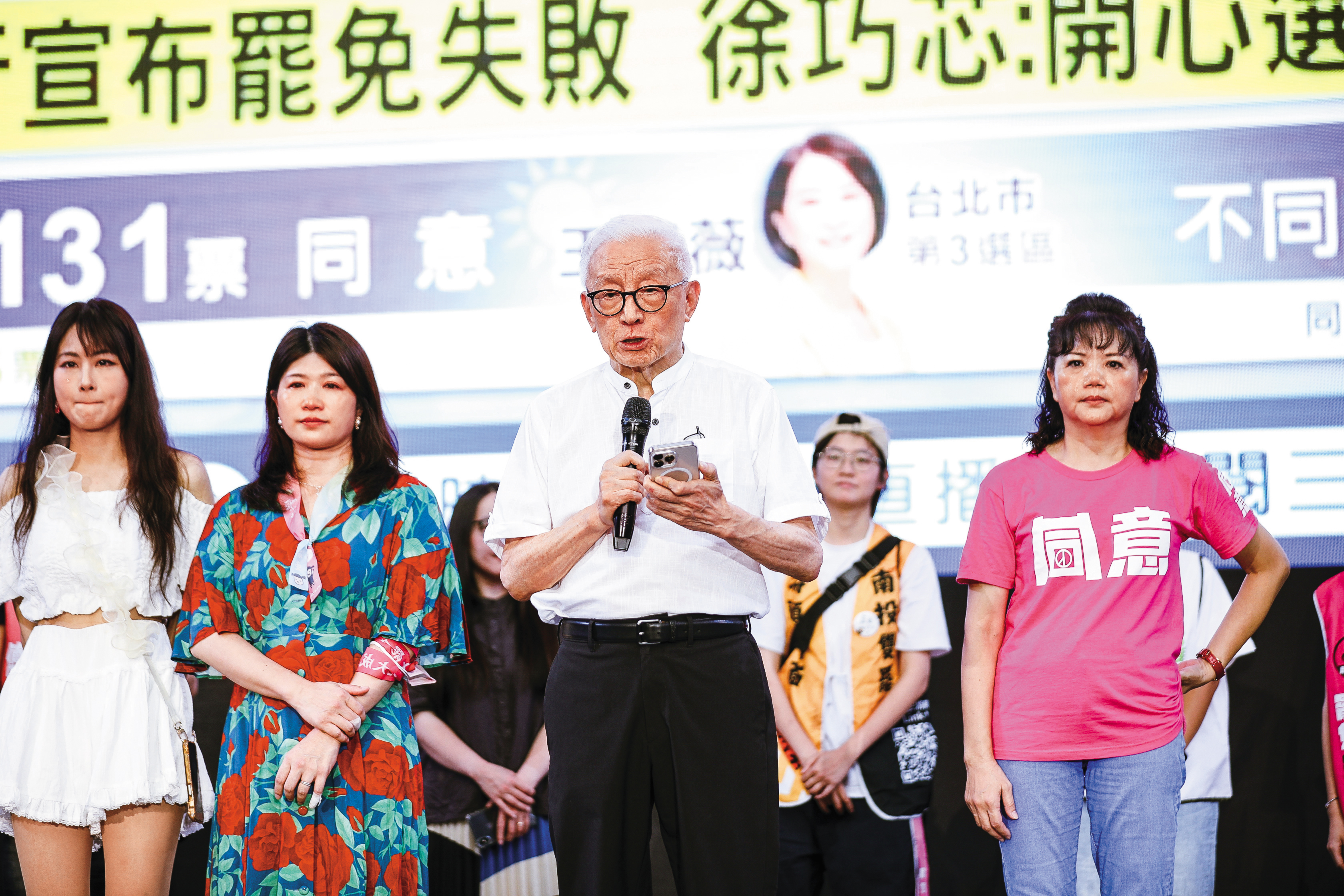 聯電創辦人曹興誠（中）喊話罷團放下823罷免，外界解讀曹不滿綠營切割責任。（鏡報鄒保祥）