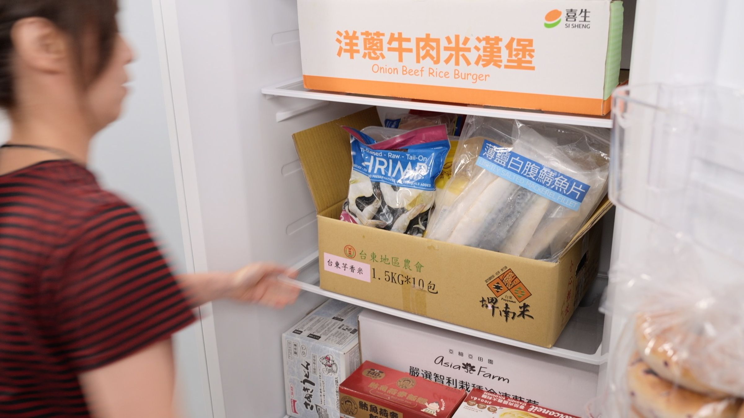 超大容量與自由調整的層板隔間設計,食材買回直接整箱放入急凍也不是問題!