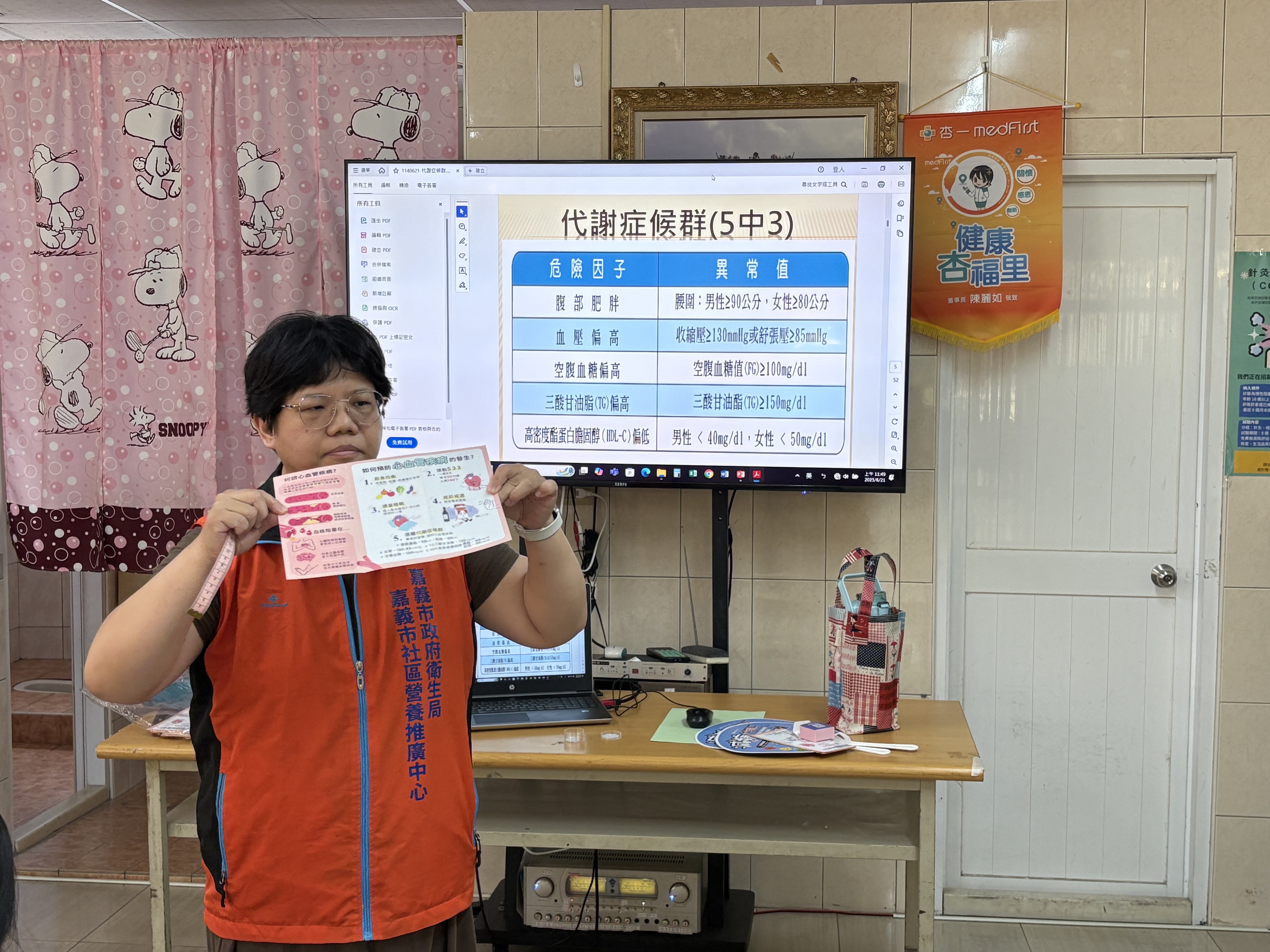 營養師陳冠臻向新住民朋友宣導三方法，透過均預防與控制代謝症候群。（移民署提供）