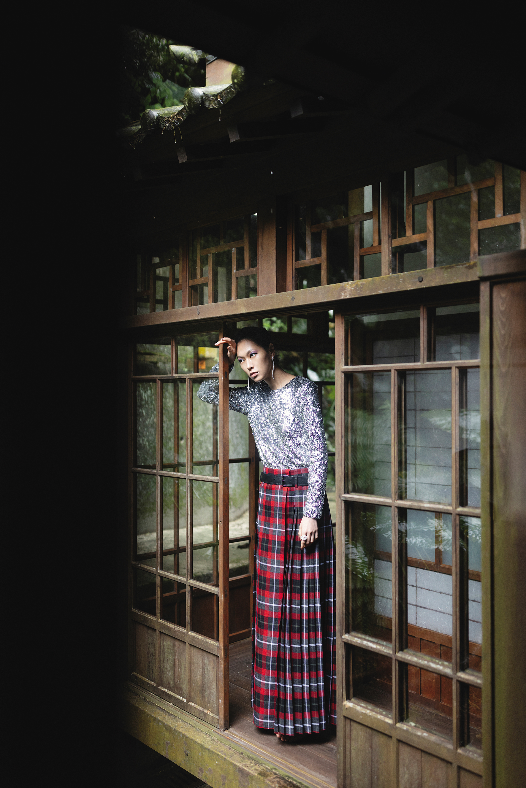 銀色亮片上衣 價格店洽 by Maje／格紋長裙 NT$200,000 by Dior／蛇造型KAA耳環 NT$5,700 by APM Monaco／密鑲Dôme戒指 NT$6,000 by APM Monaco