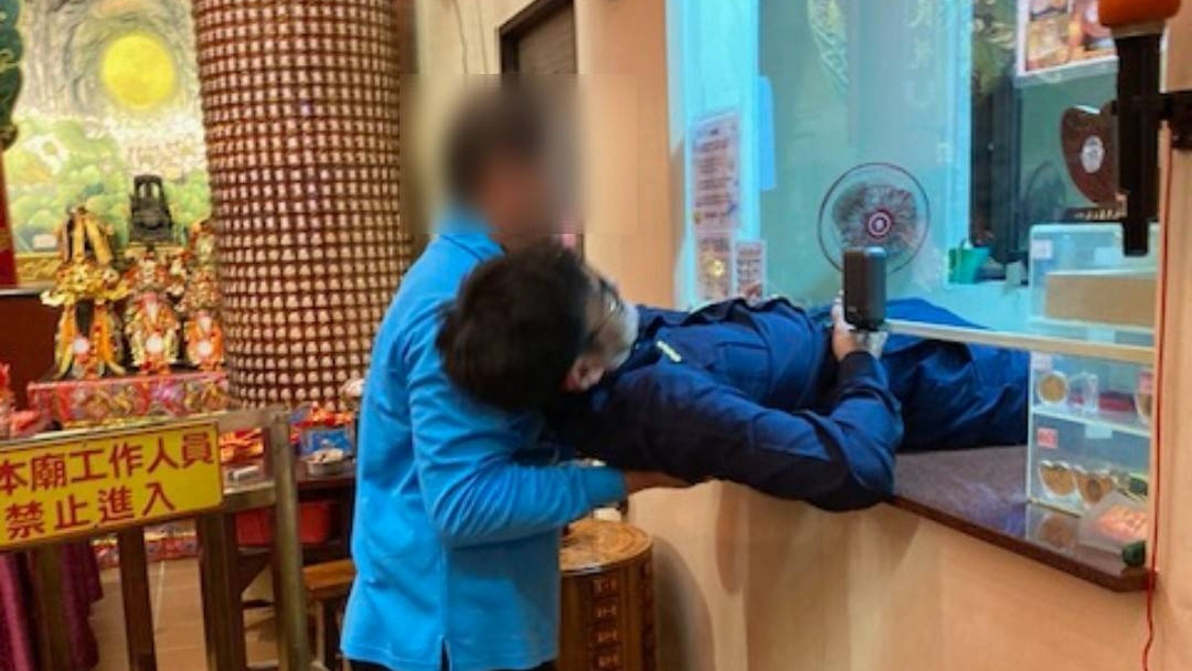 員警幫忙開鎖,爬到一半卻卡住了。(翻攝畫面)