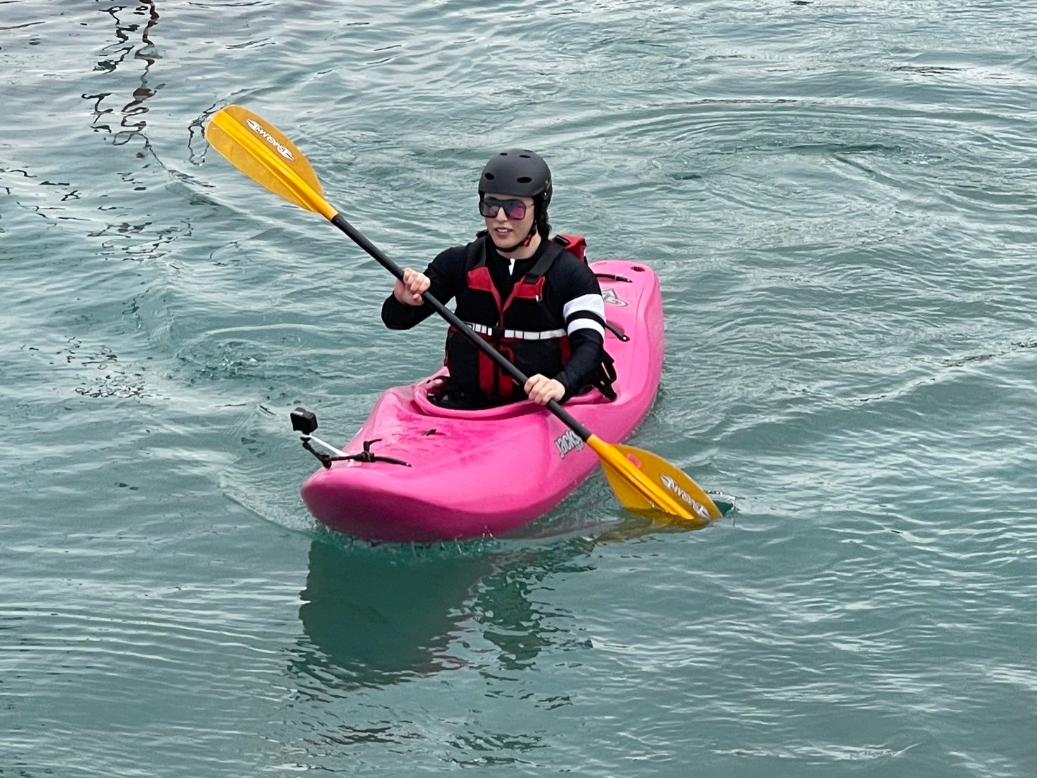 羅蘭接受日本奧運教練展開划船訓練。（三立提供）