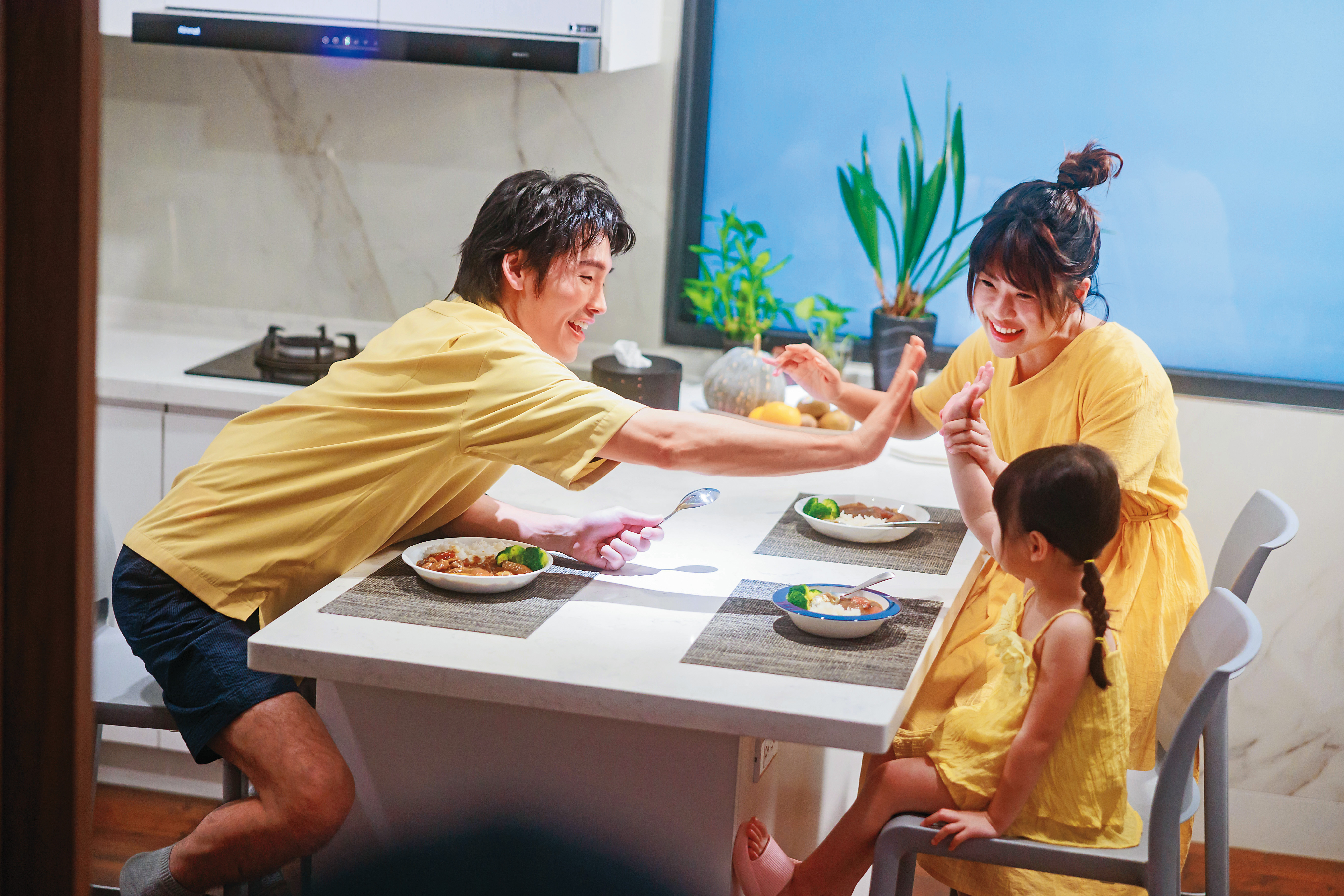 網紅展榮（左）、木星（右後）分別飾演楊銘威與方志友。（喜盟娛樂提供）