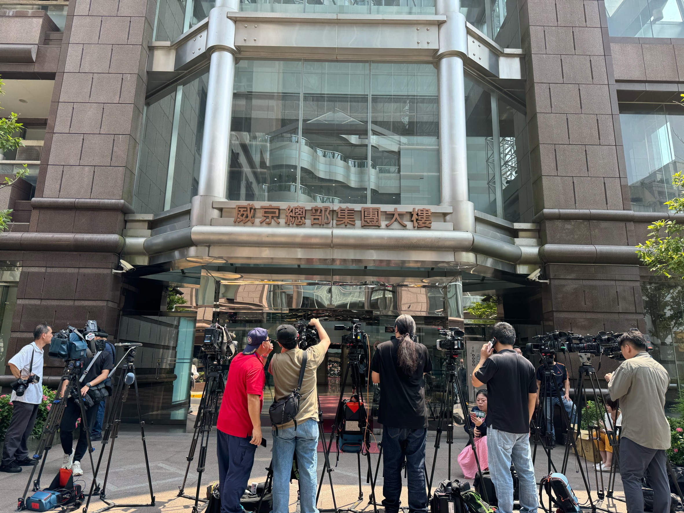 台北地檢署今（28日）指揮廉政署兵分多路展開搜索與約談行動，包含搜索威京總部。